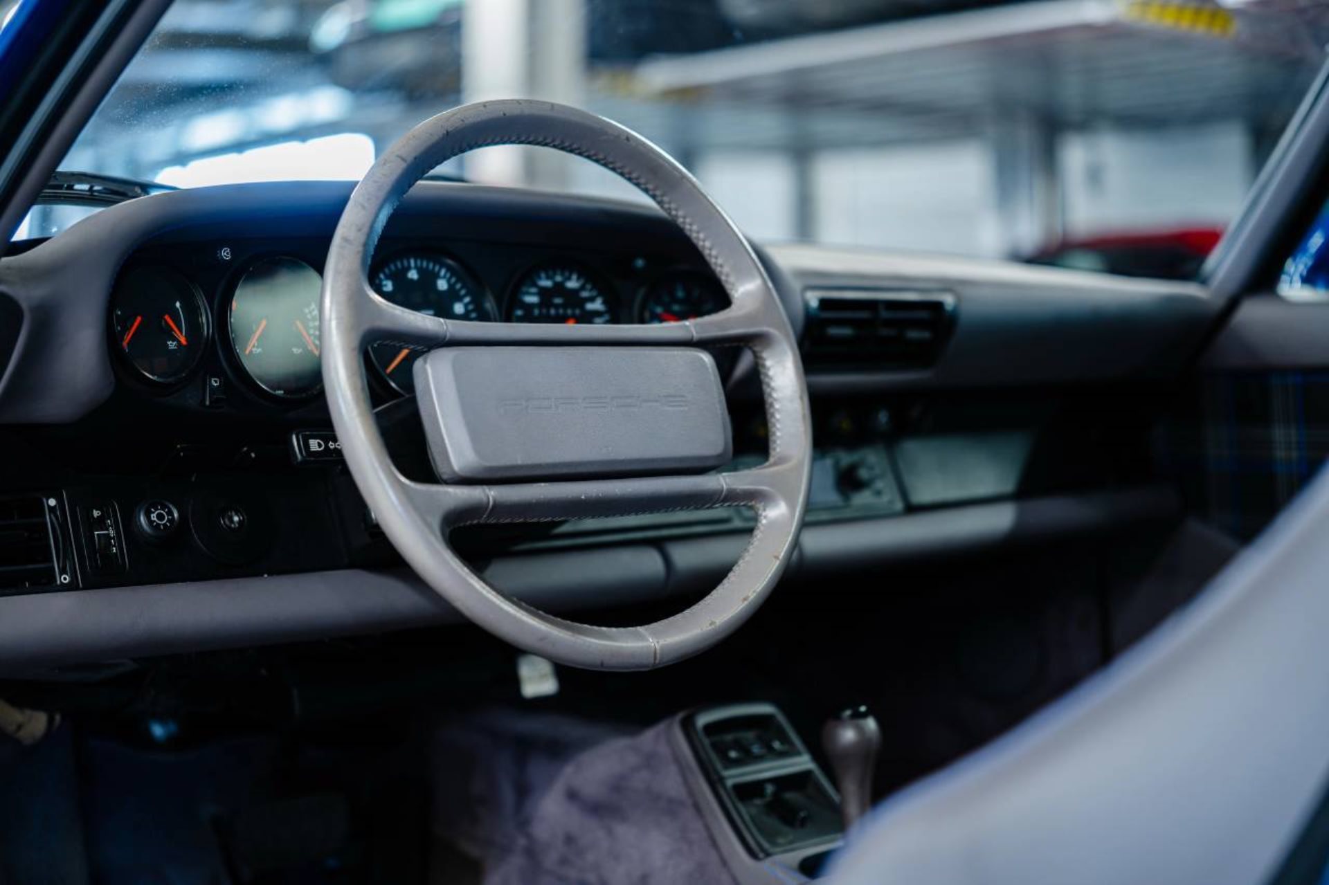 PORSCHE 911 Carrera 2 Coupé-image-3