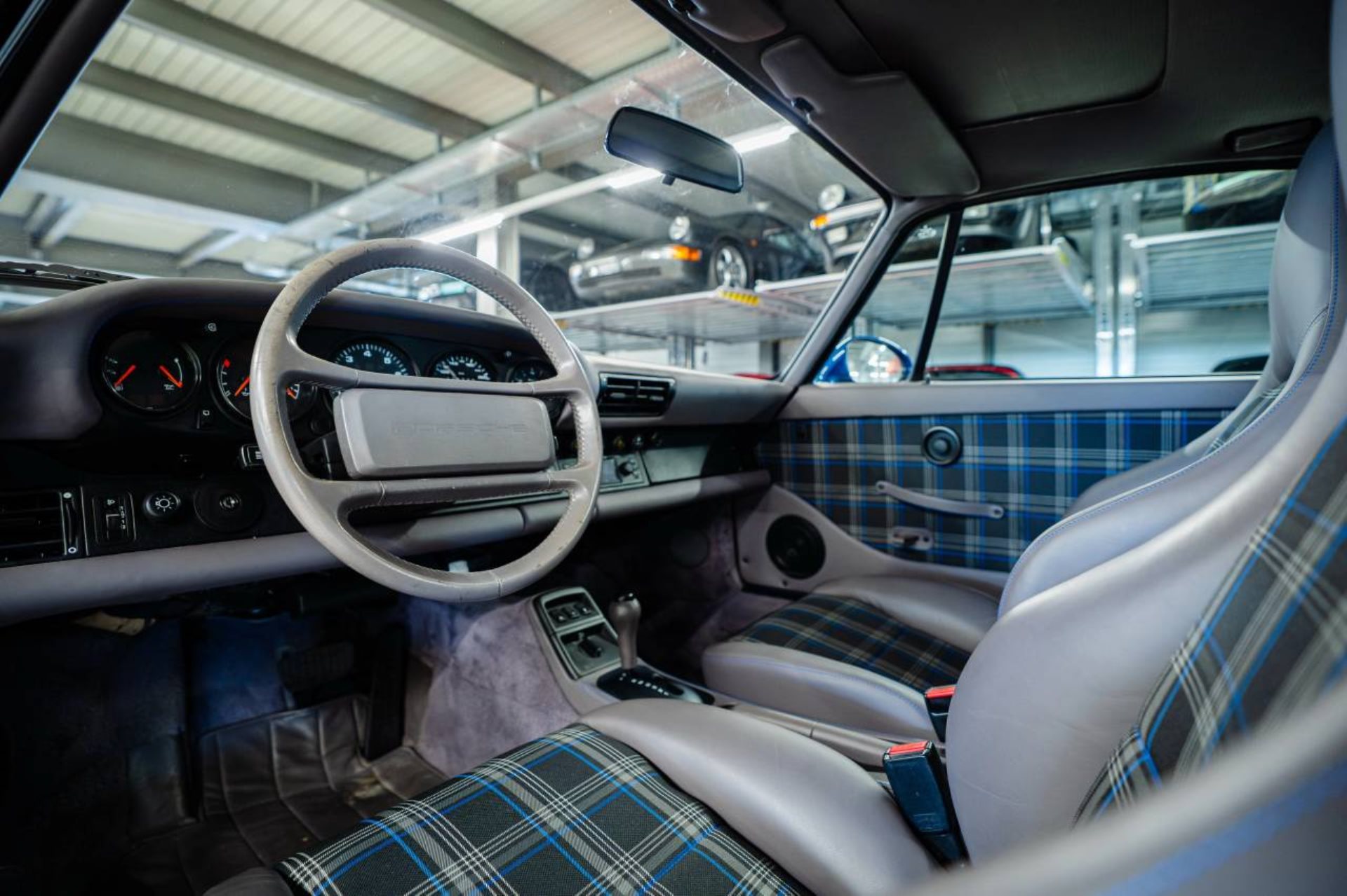 PORSCHE 911 Carrera 2 Coupé-image-4