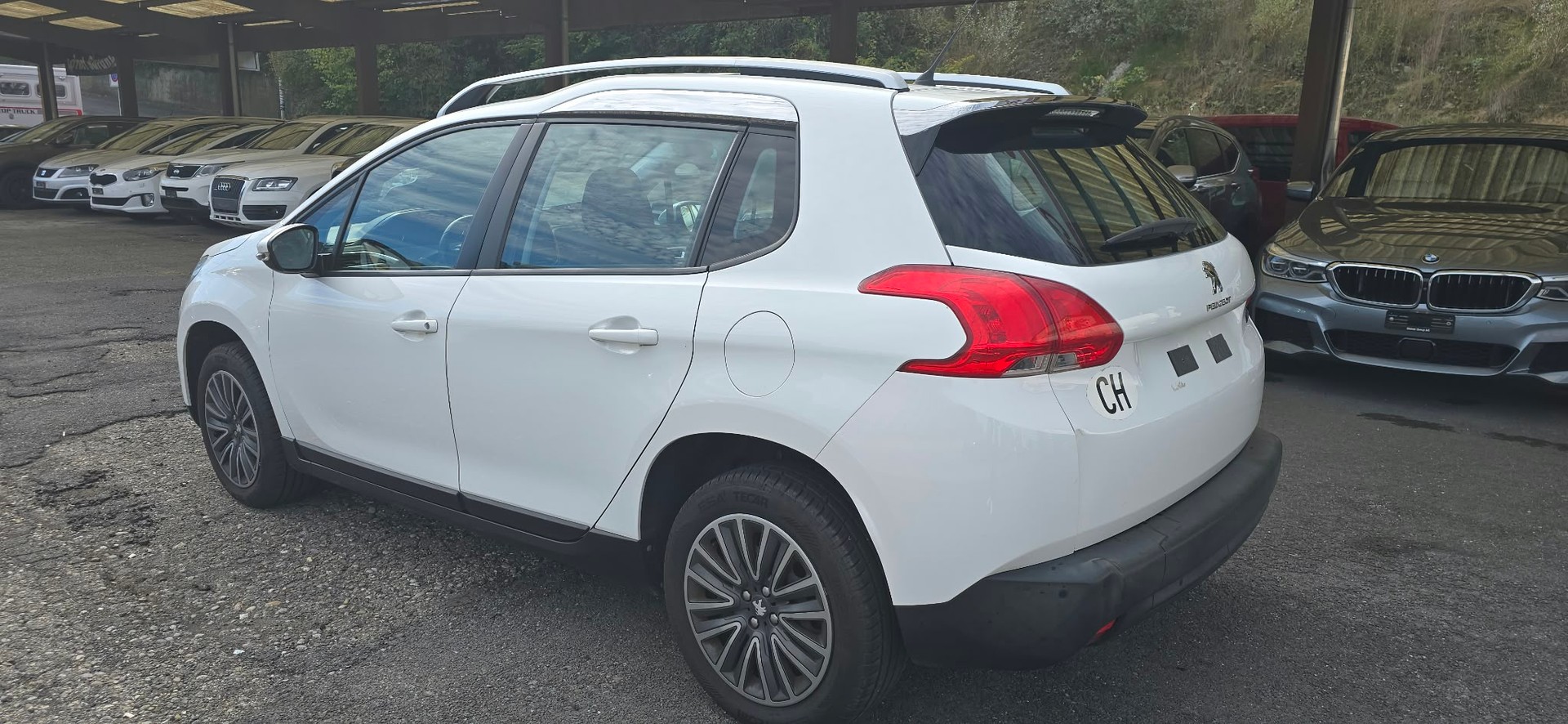 PEUGEOT 2008 1.2 VTI Style-image-3