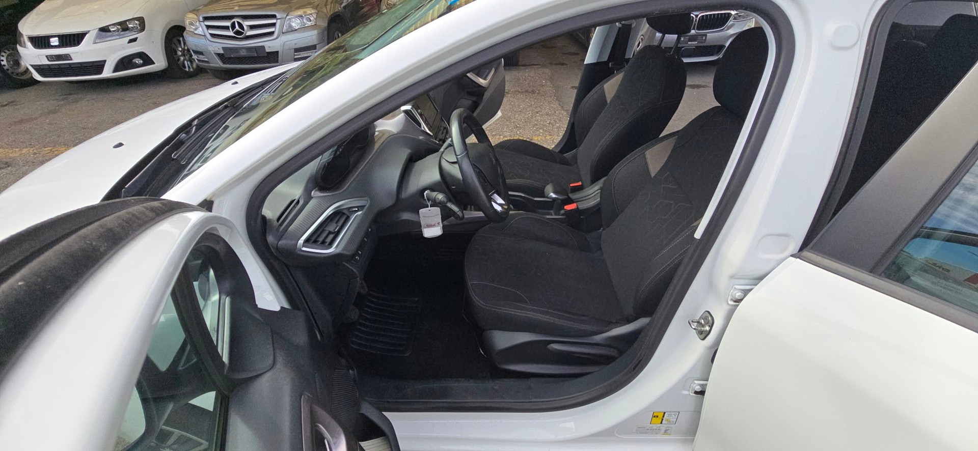 PEUGEOT 2008 1.2 VTI Style-image-8