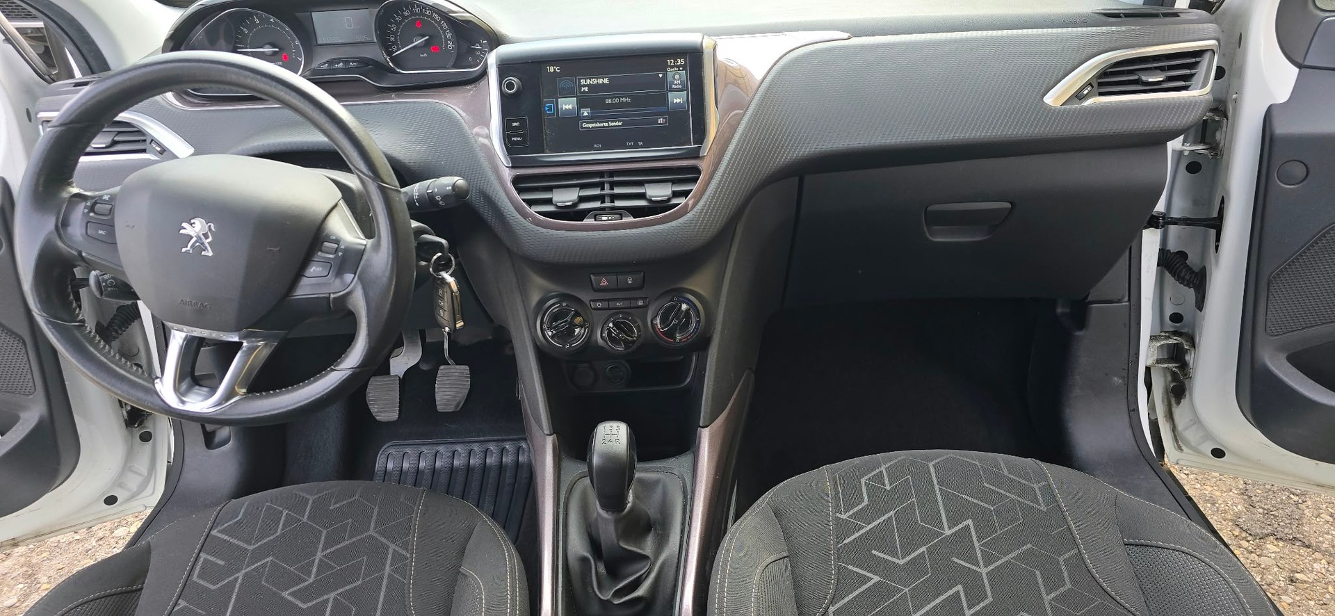 PEUGEOT 2008 1.2 VTI Style-image-12