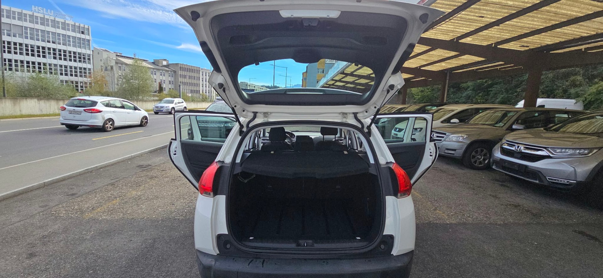 PEUGEOT 2008 1.2 VTI Style-image-9