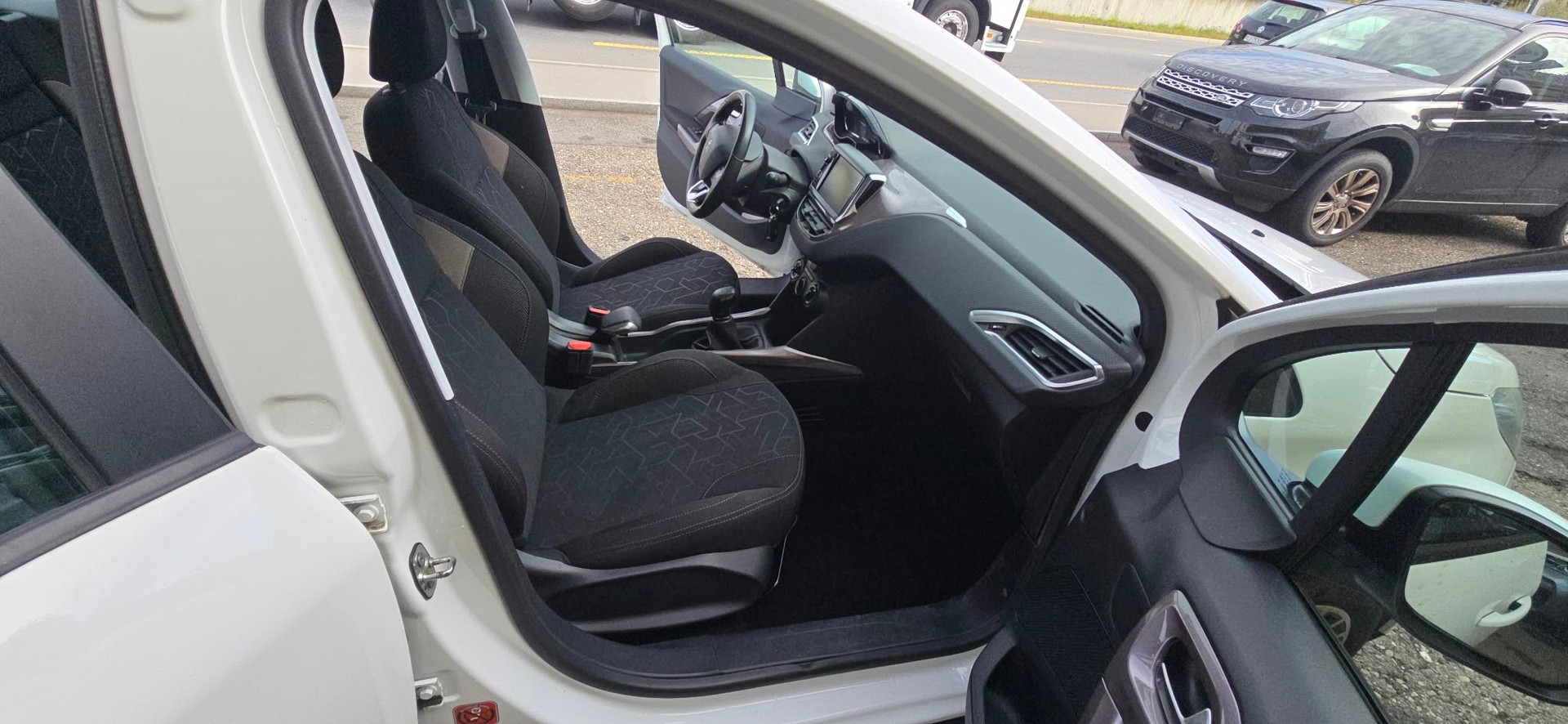 PEUGEOT 2008 1.2 VTI Style-image-11