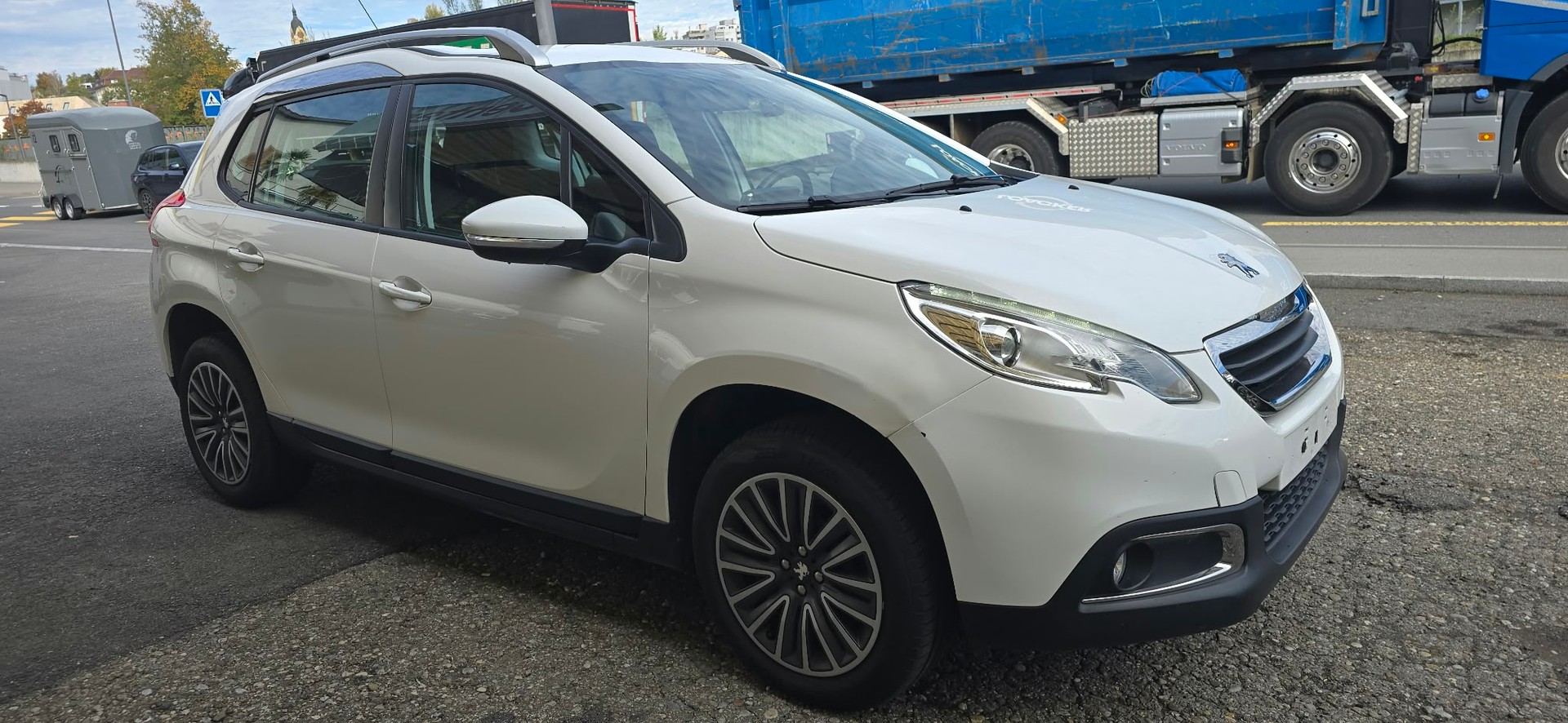 PEUGEOT 2008 1.2 VTI Style-image-1