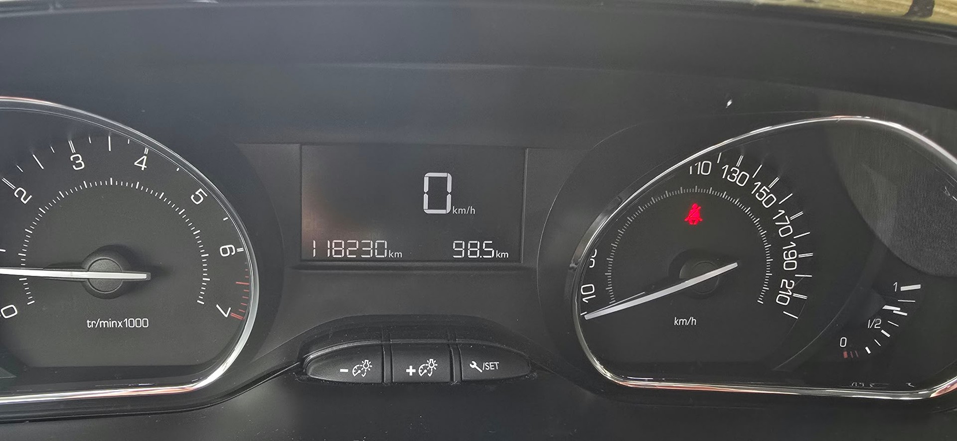 PEUGEOT 2008 1.2 VTI Style-image-14