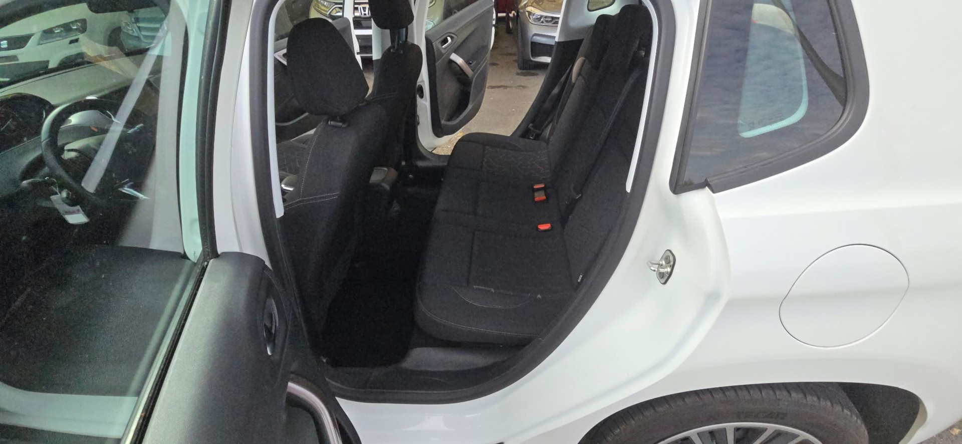 PEUGEOT 2008 1.2 VTI Style-image-7