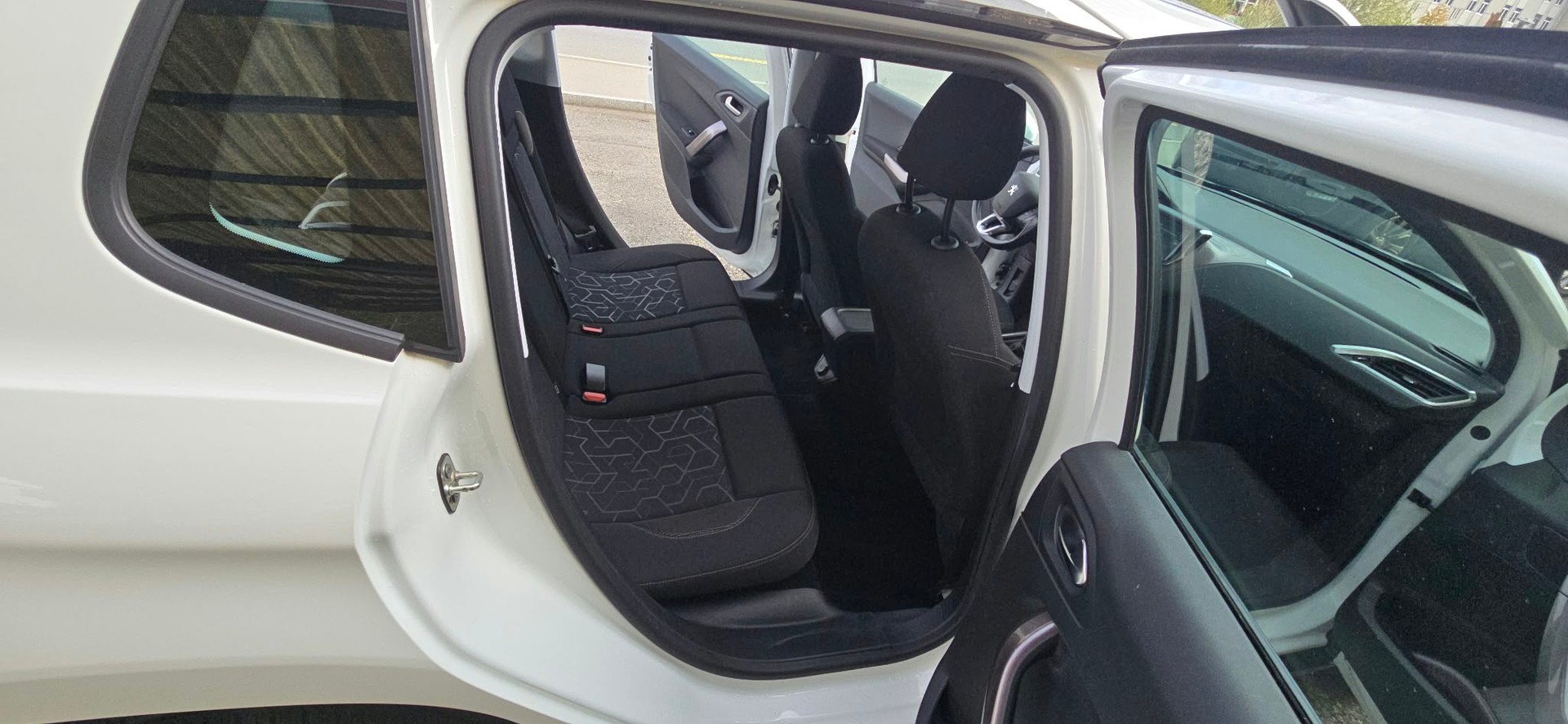 PEUGEOT 2008 1.2 VTI Style-image-10