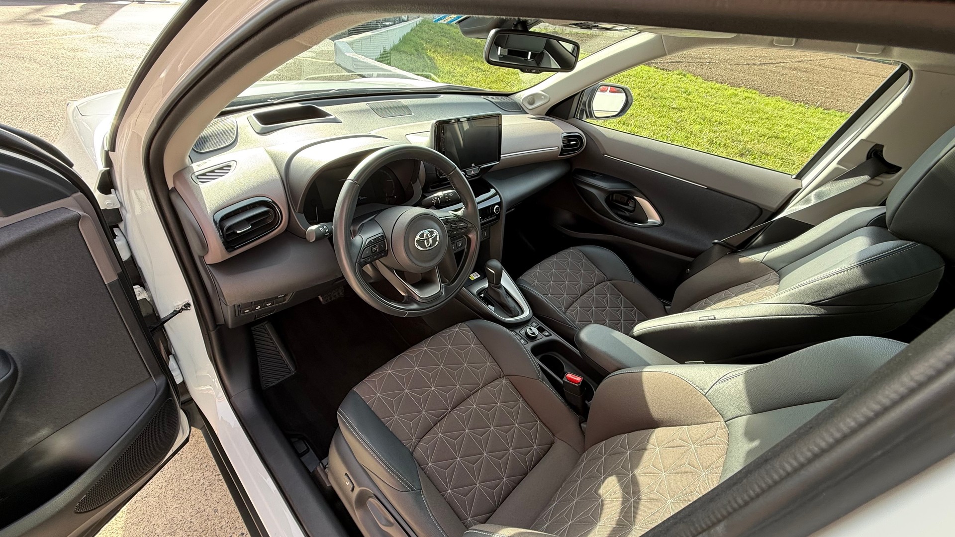 TOYOTA Yaris Cross 1.5 Elegant e-CVT AWDi-image-6