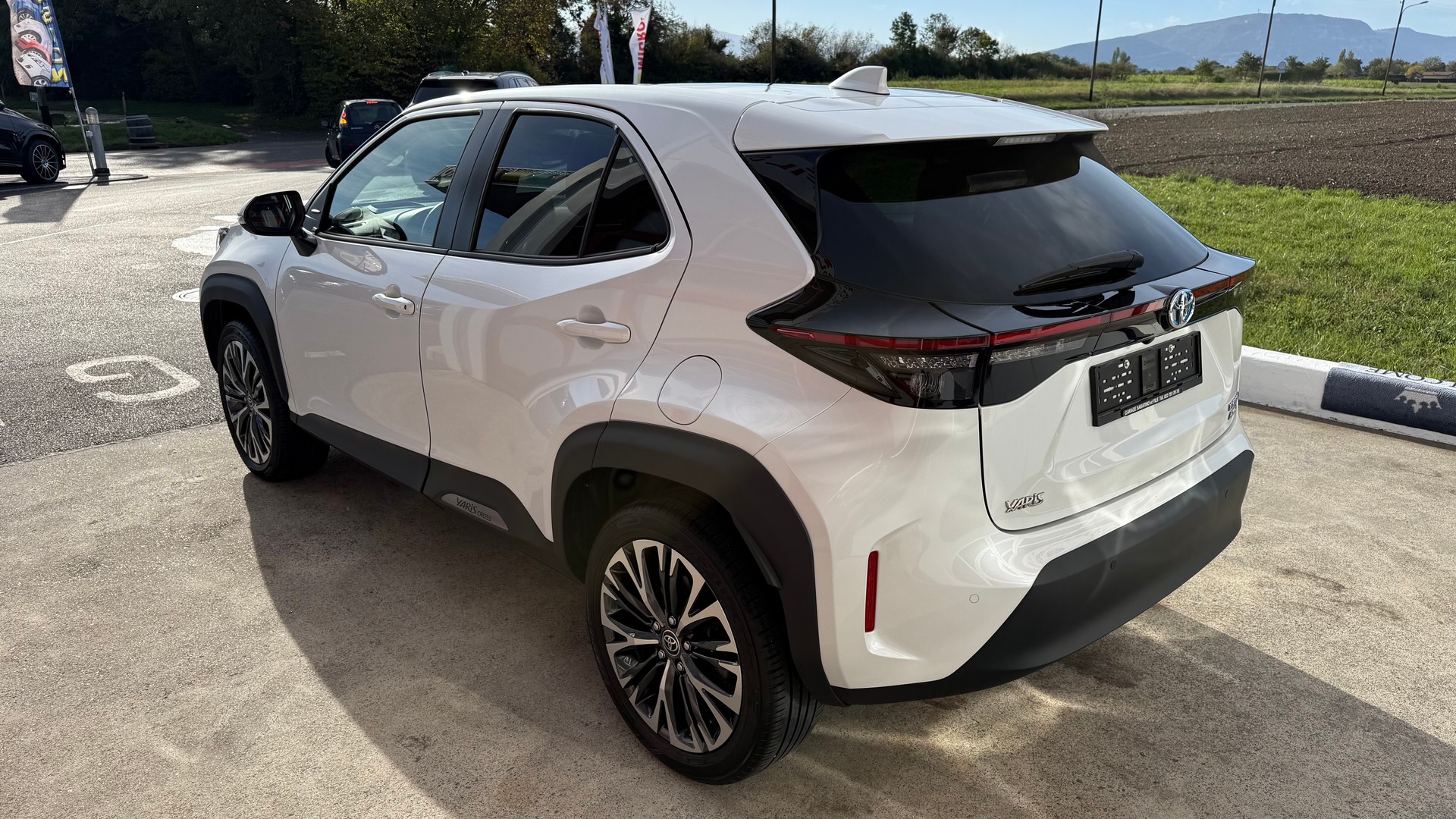 TOYOTA Yaris Cross 1.5 Elegant e-CVT AWDi-image-5