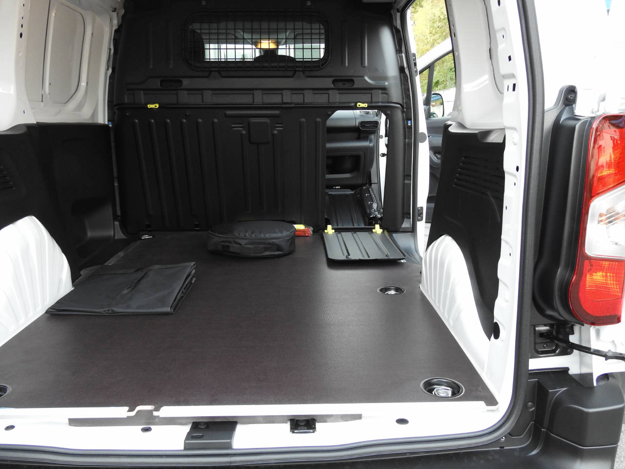 CITROEN e-Berlingo 1000 M 50kWh Swiss Edition-image-12