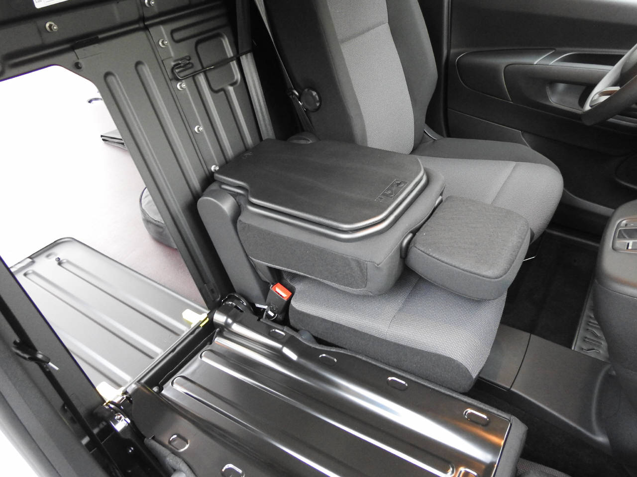 CITROEN e-Berlingo 1000 M 50kWh Swiss Edition-image-14