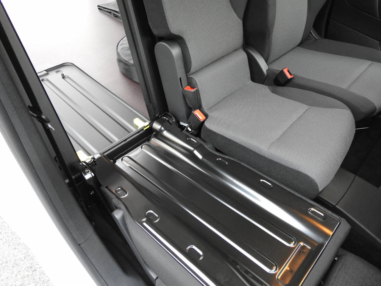 CITROEN e-Berlingo 1000 M 50kWh Swiss Edition-image-13