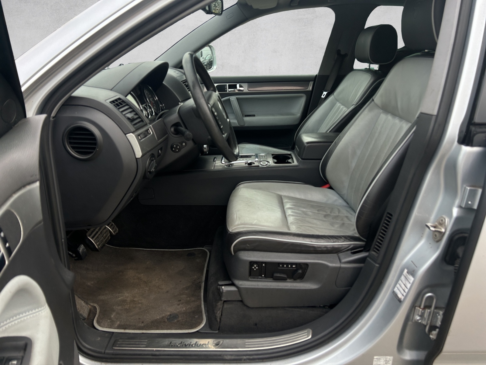 VW Touareg 5.0 TDI V10 Automatic-image-8