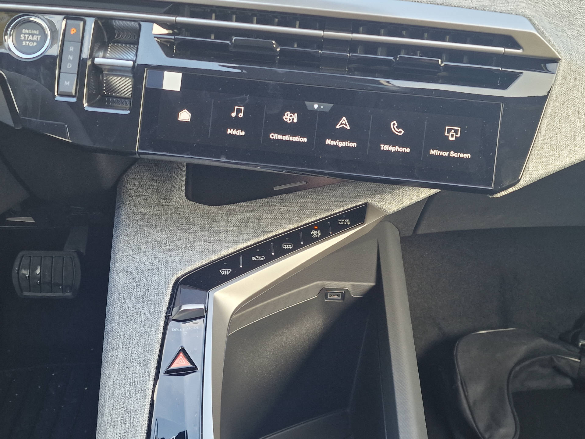 PEUGEOT 5008 1.2 Hybrid Allure-image-12