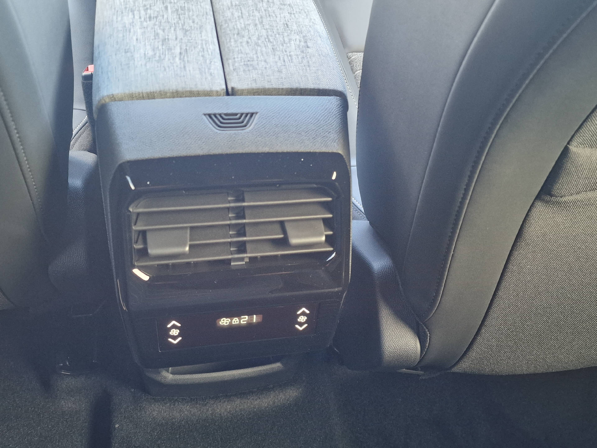 PEUGEOT 5008 1.2 Hybrid Allure-image-13