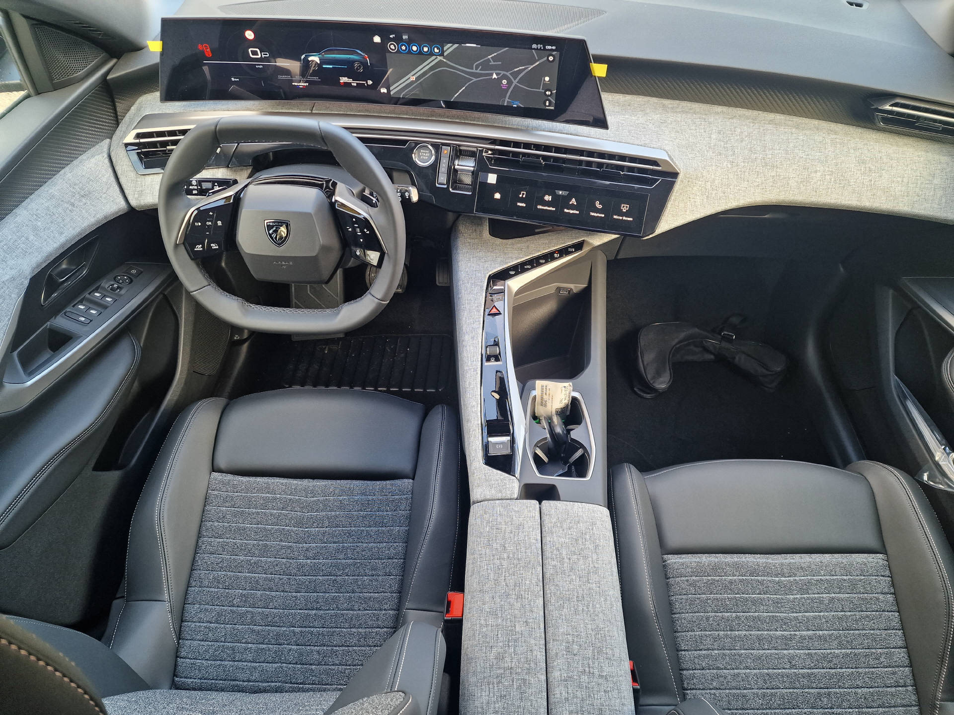 PEUGEOT 5008 1.2 Hybrid Allure-image-9