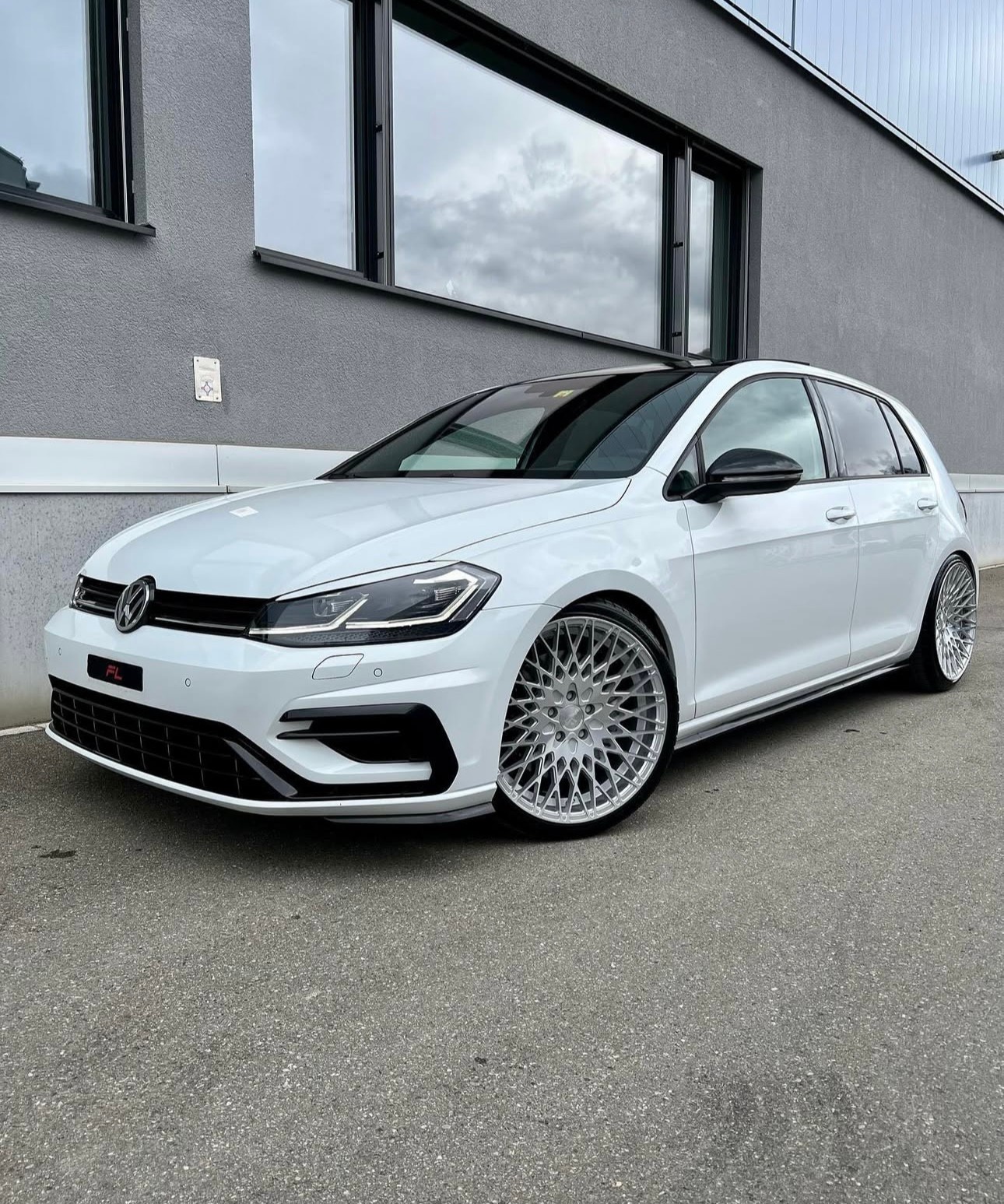 VW Golf 2.0 TSI R 4Motion DSG-image-2