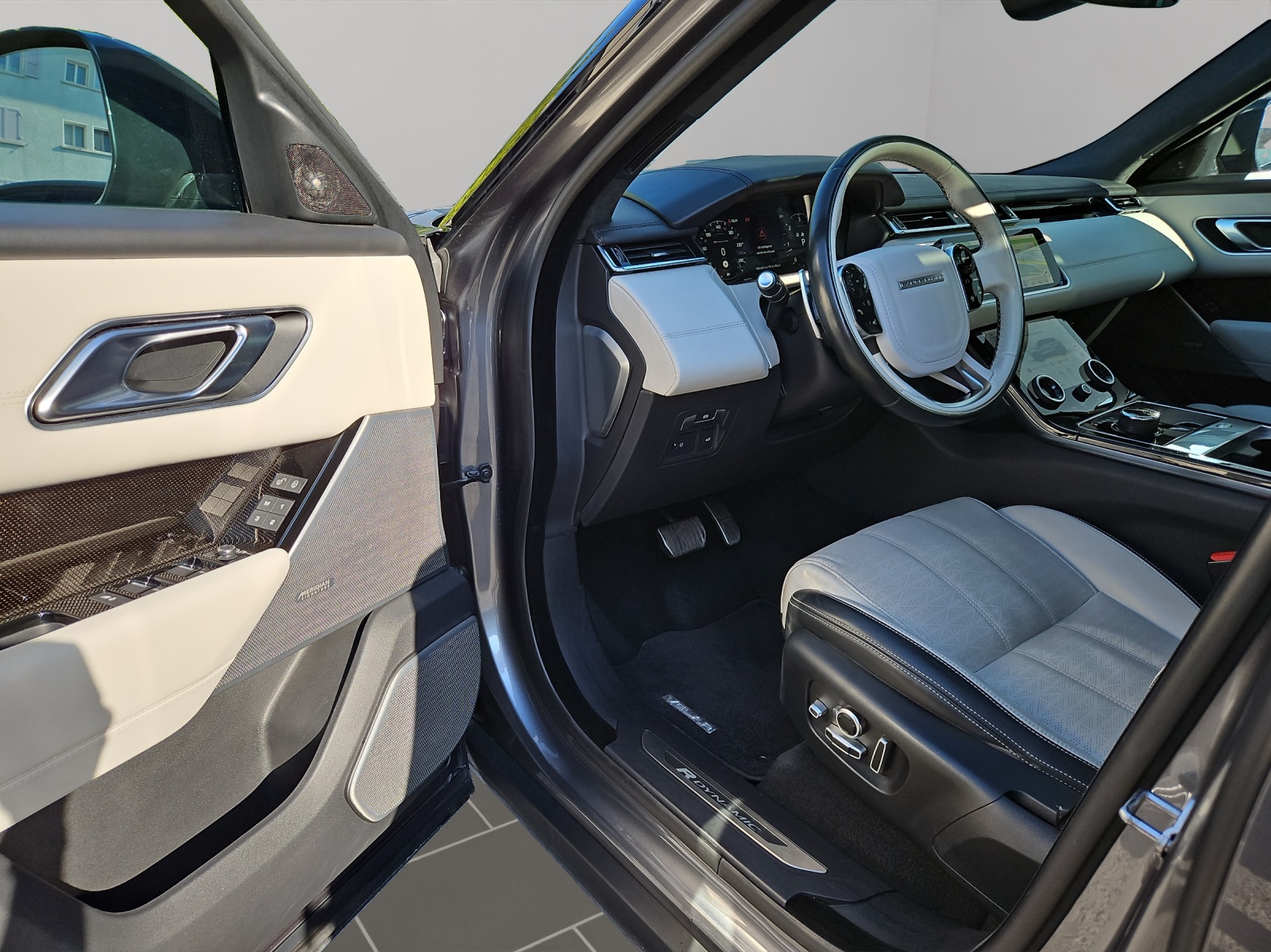 LAND ROVER Range Rover Velar D 300 First Edition Automatic-image-6