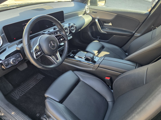 MERCEDES-BENZ A 180 d Edition-image-9