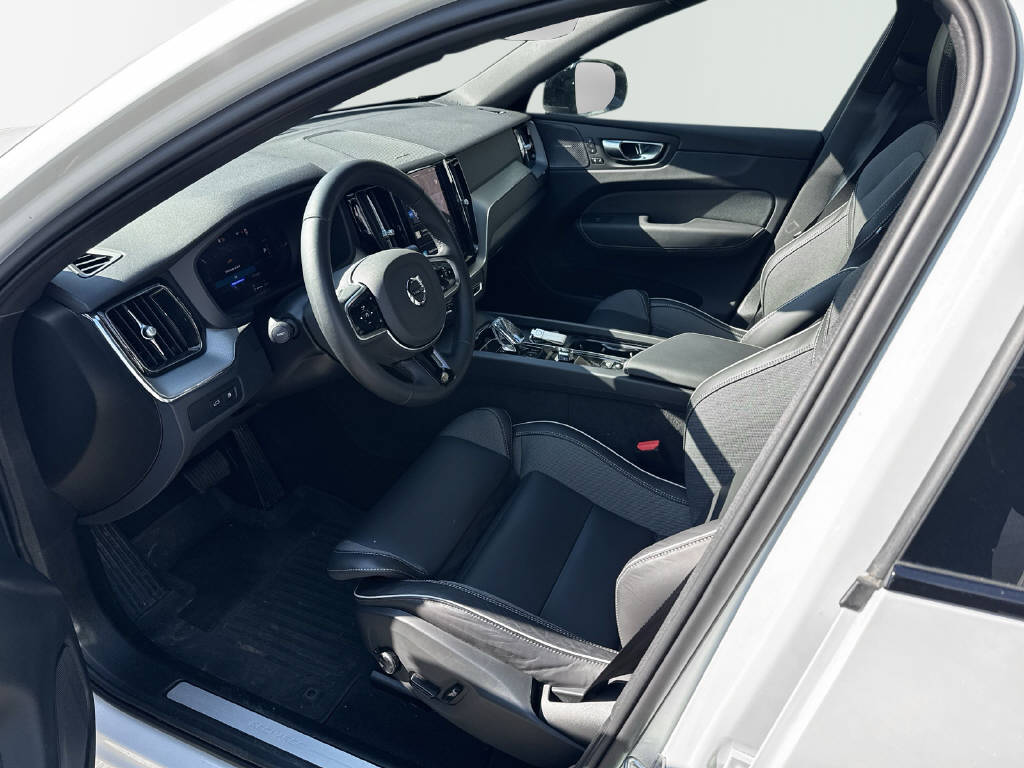 VOLVO XC60 2.0 T6 TE Plus Dark eAWD-image-4