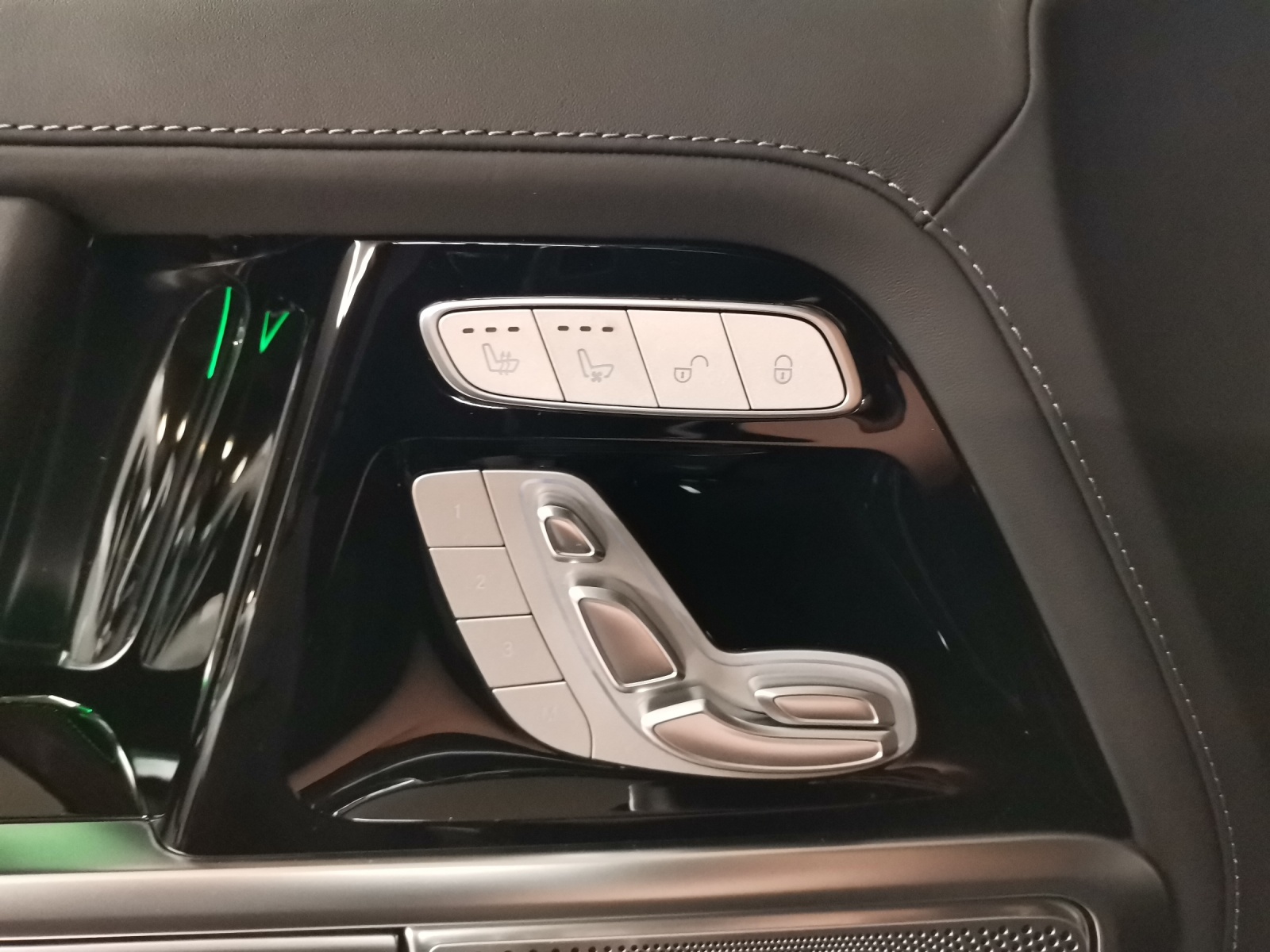 MERCEDES-BENZ AMG G 63-image-13