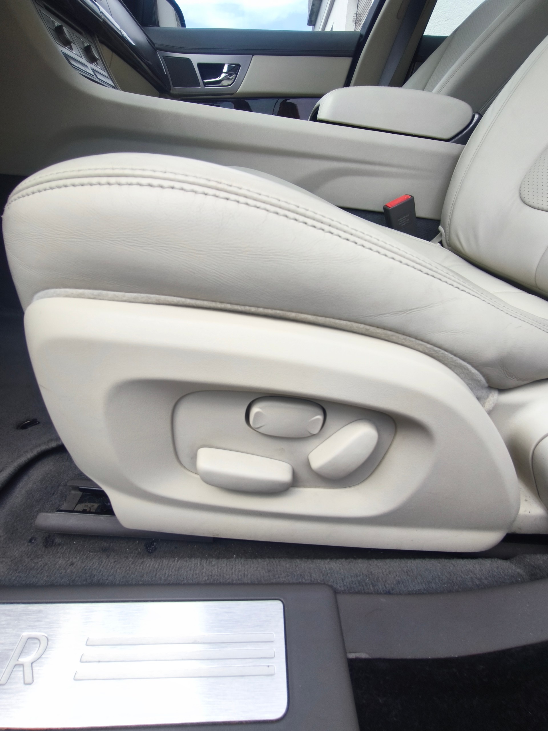 JAGUAR XF 3.0d S V6 (Biturbo)-image-5