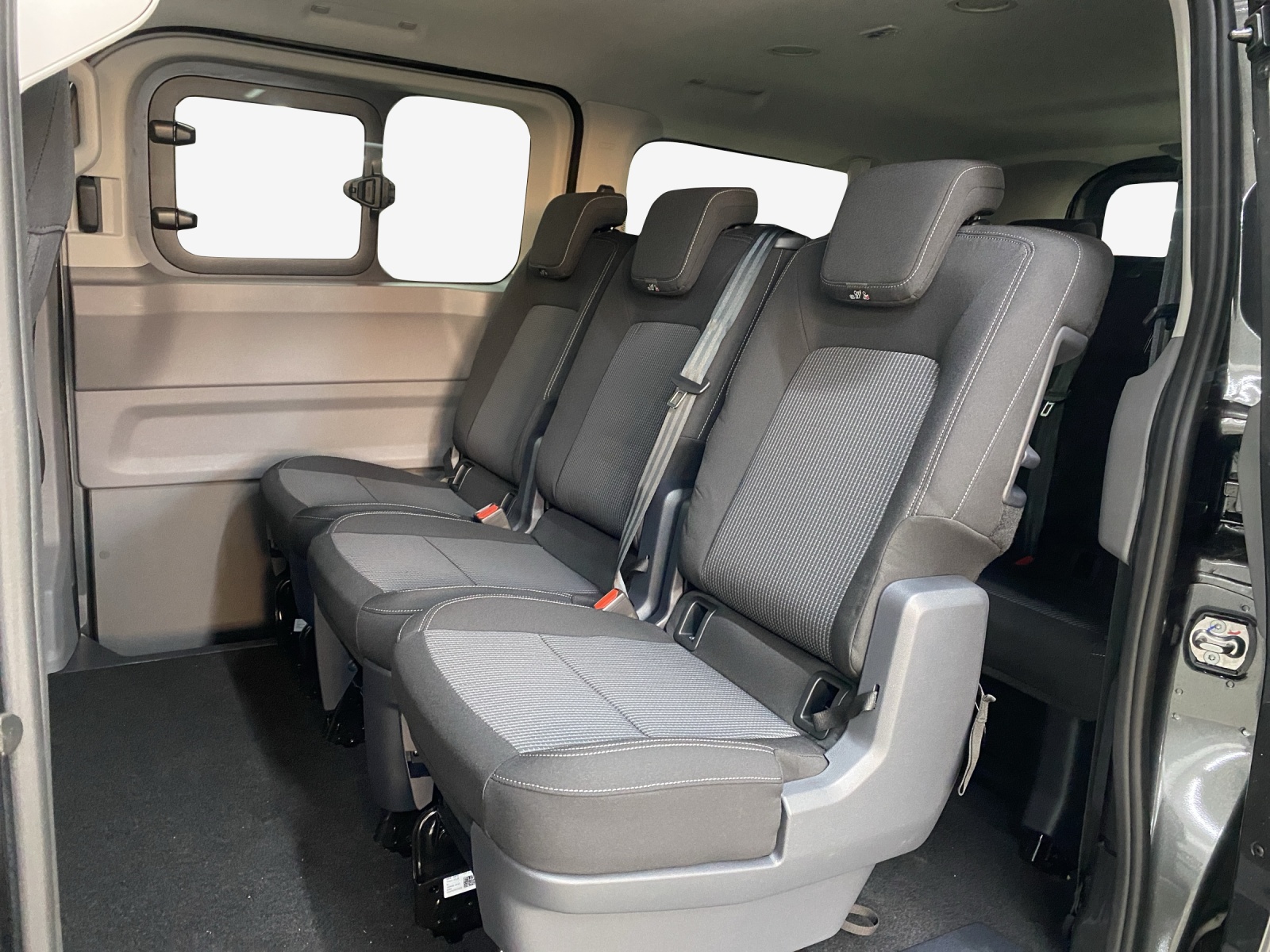 VW Transporter Kombi 2.0 TDI Lang Automat-image-11