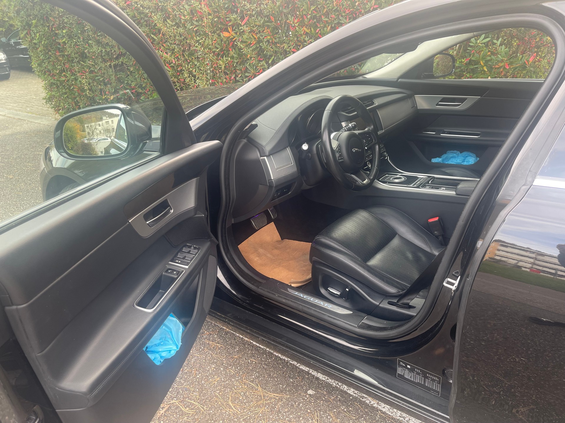 JAGUAR XF 20d Pure Automatic-image-5
