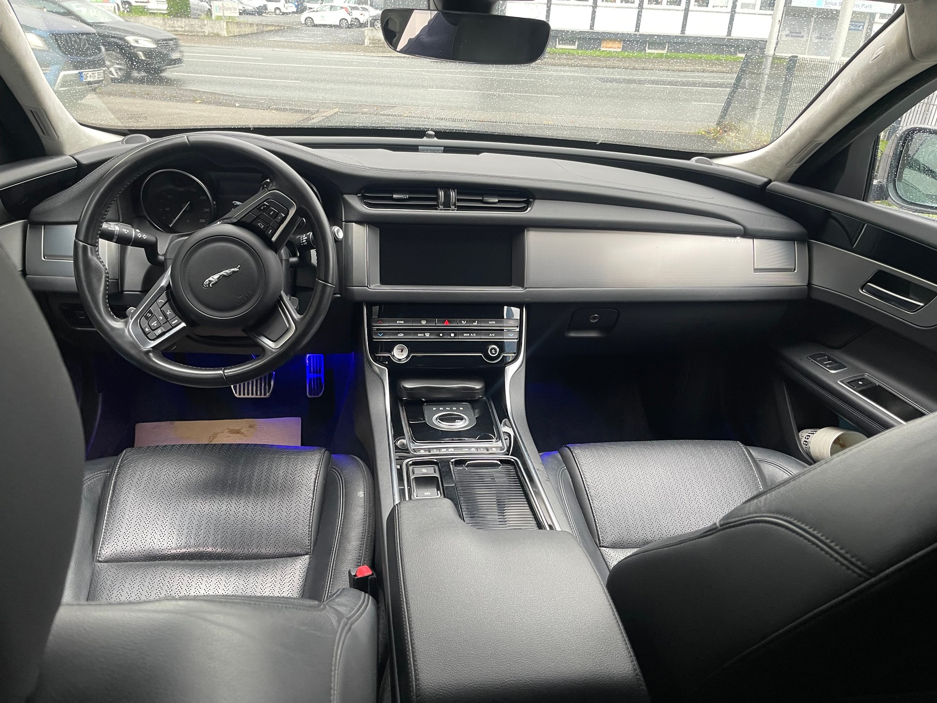 JAGUAR XF 20d Pure Automatic-image-6
