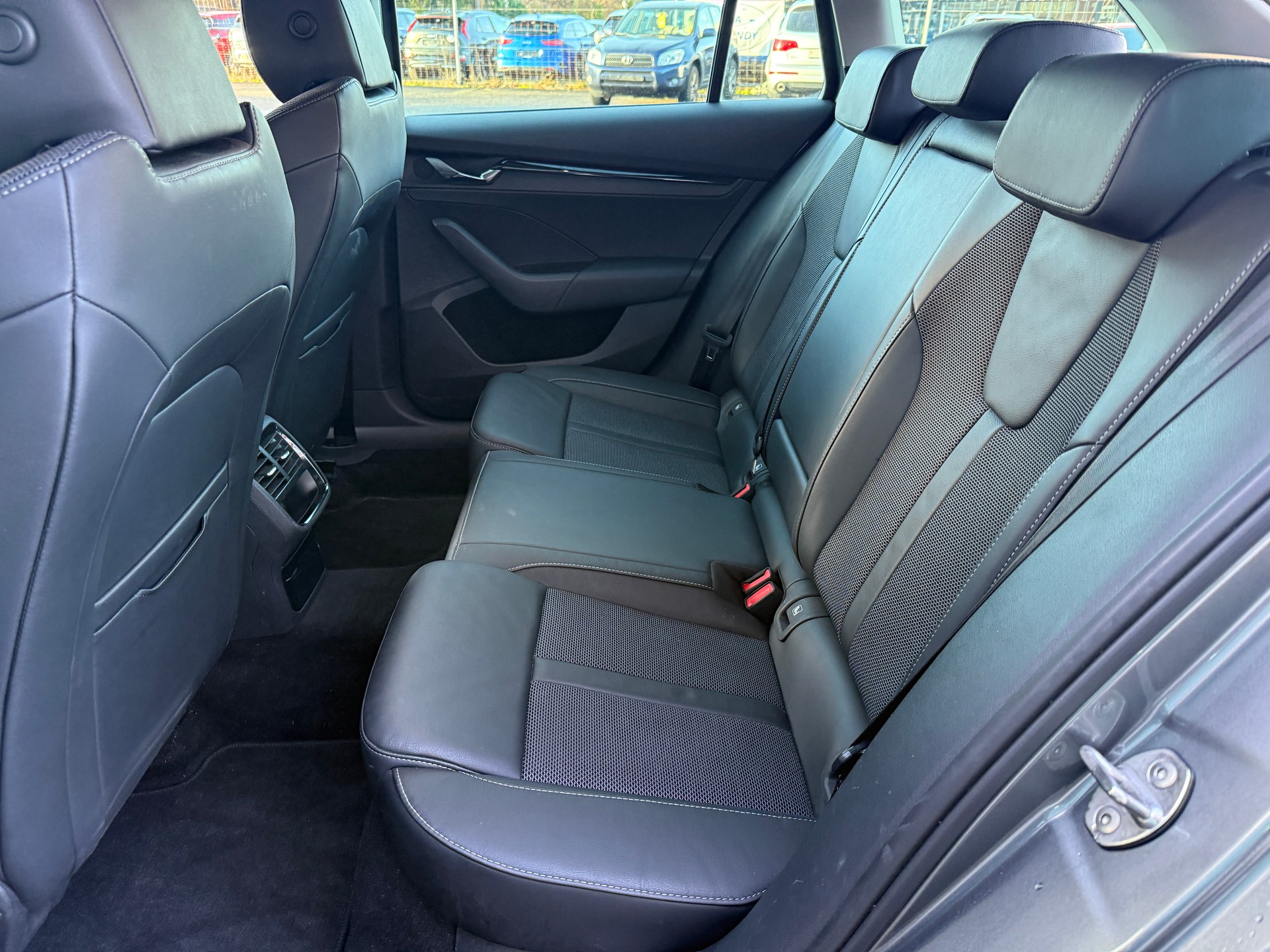 SKODA Octavia Combi 2.0 TDI DSG Ambition 4x4-image-11