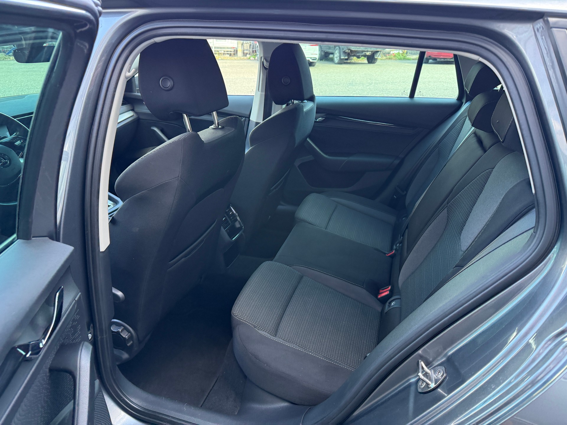 SKODA Octavia Combi 2.0 TDI DSG Ambition 4x4-image-13