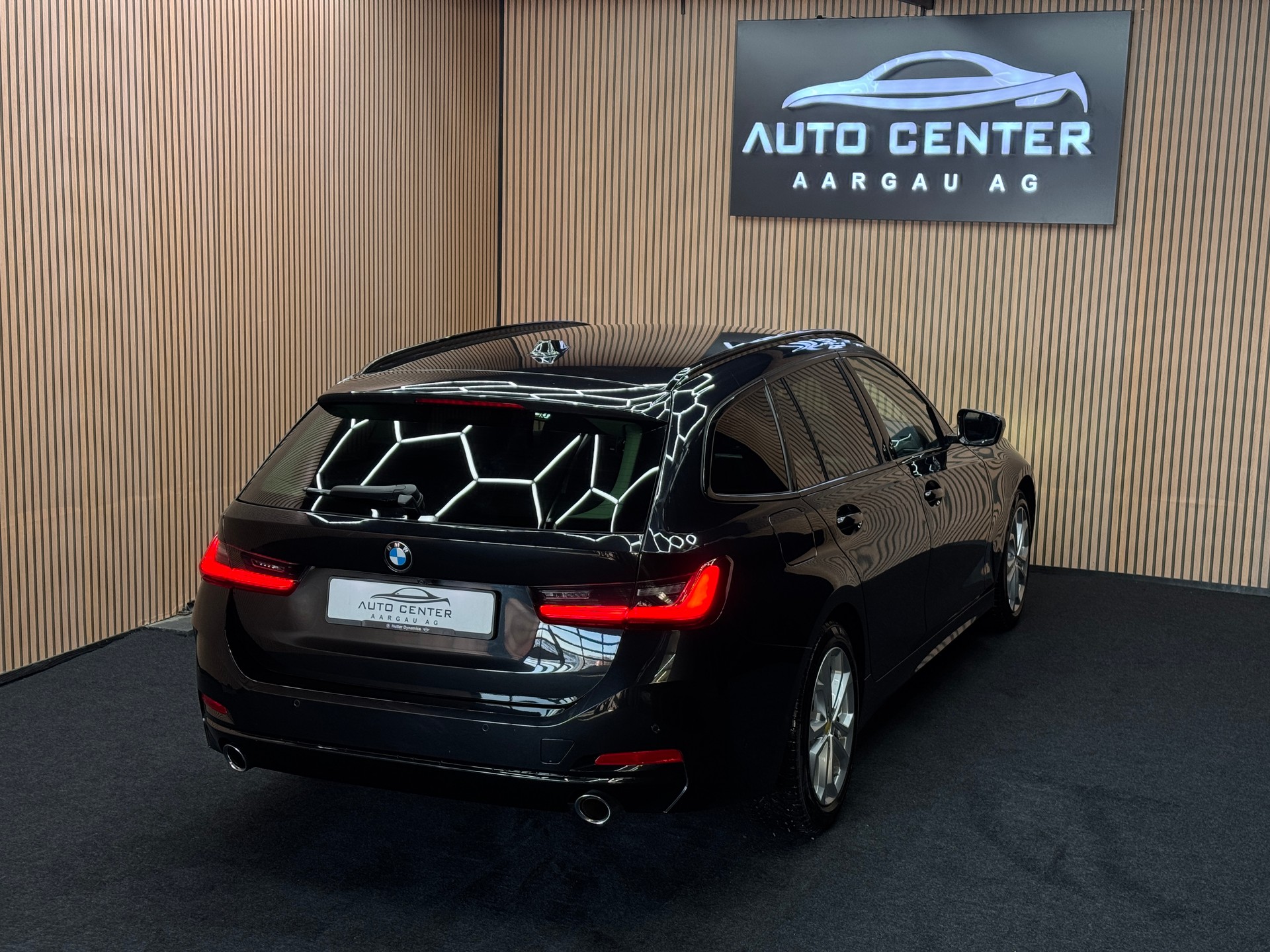 BMW 318d Touring | 1 Jahr Garantie | Facelift | *ab CHF 215.-/ Monat*-image-4