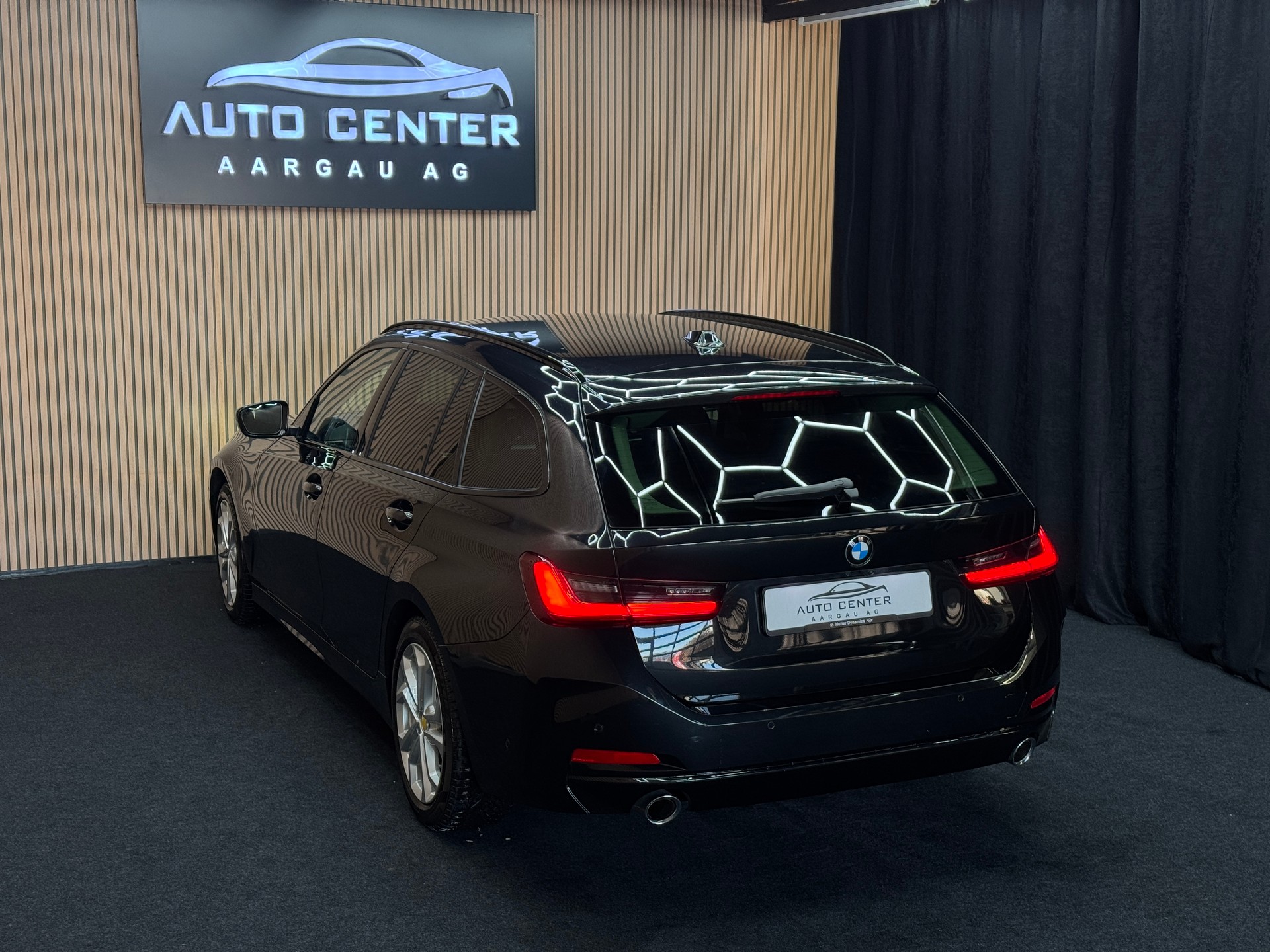 BMW 318d Touring | 1 Jahr Garantie | Facelift | *ab CHF 215.-/ Monat*-image-3