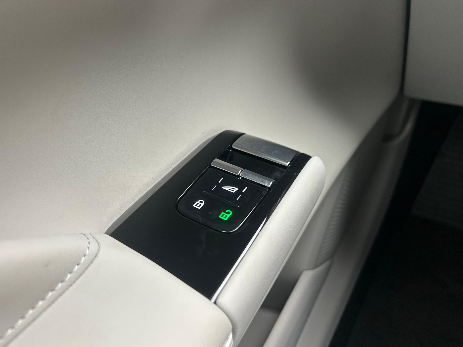 VOLVO ES90 Ultra-image-19