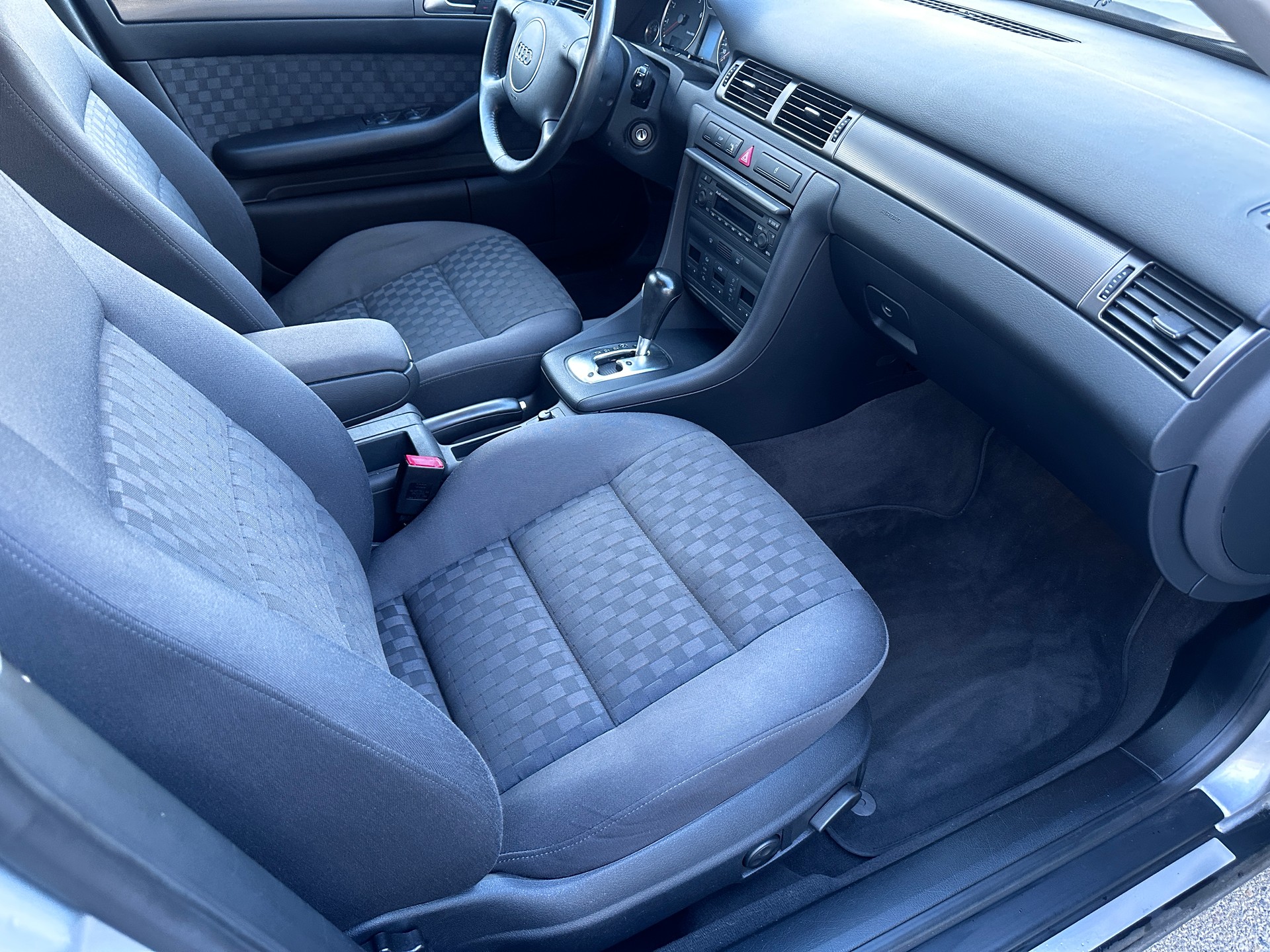 AUDI A6 Avant 2.4-image-12