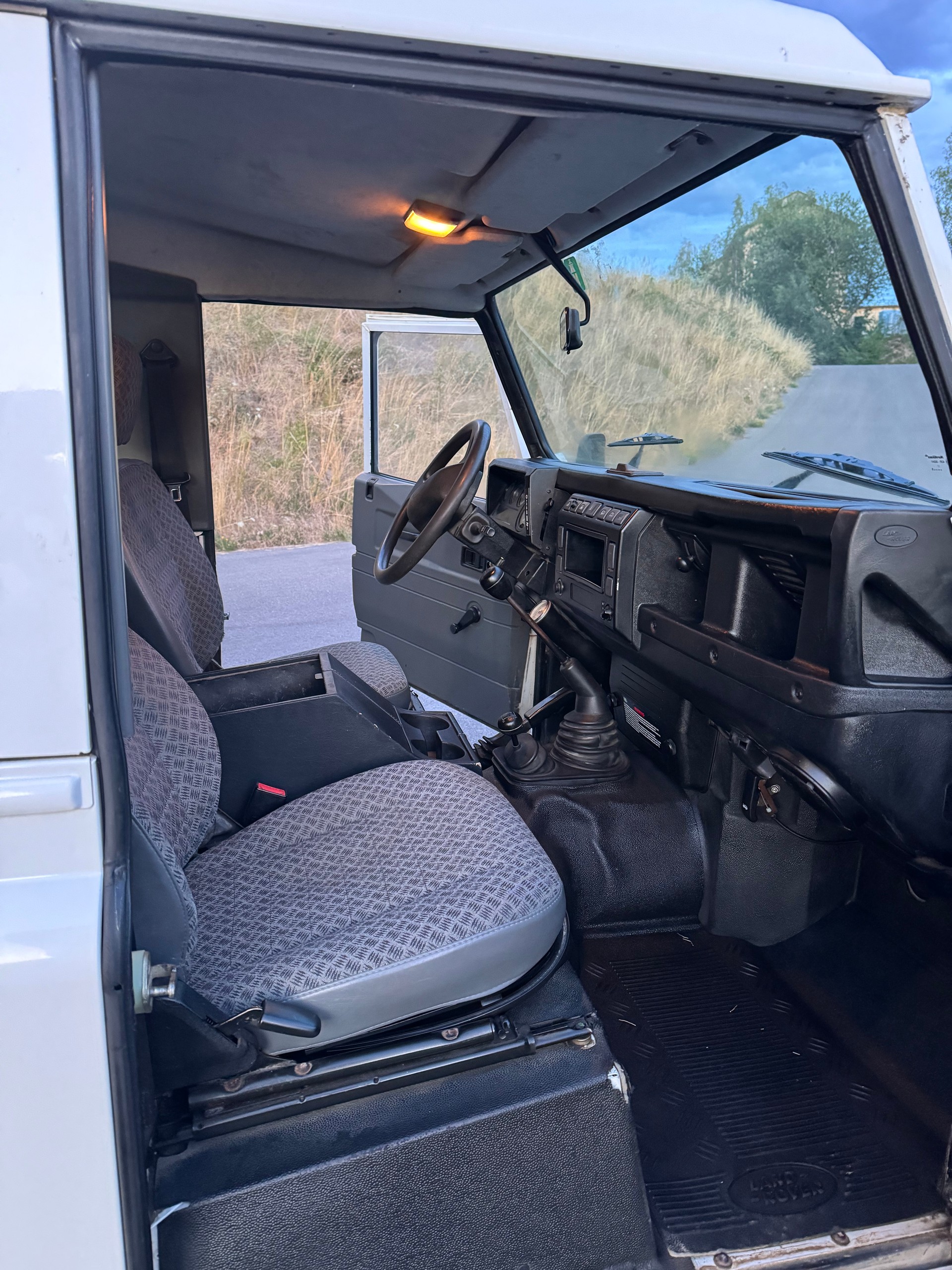 LAND ROVER Defender 90 SW 2.5 Td5-image-9