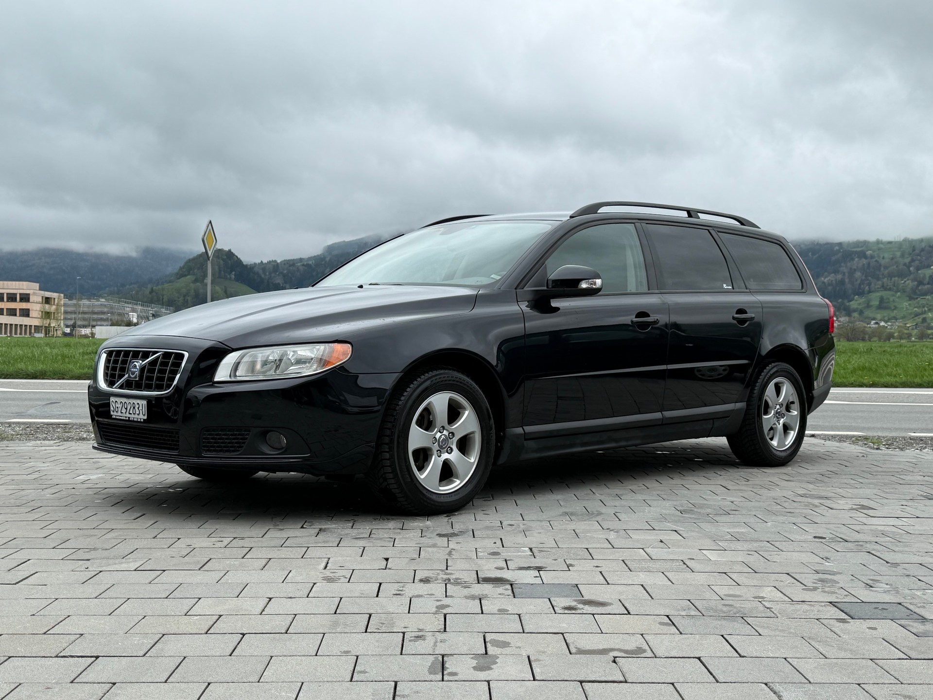 VOLVO V70 2.4D Kinetic Geartronic-image-0