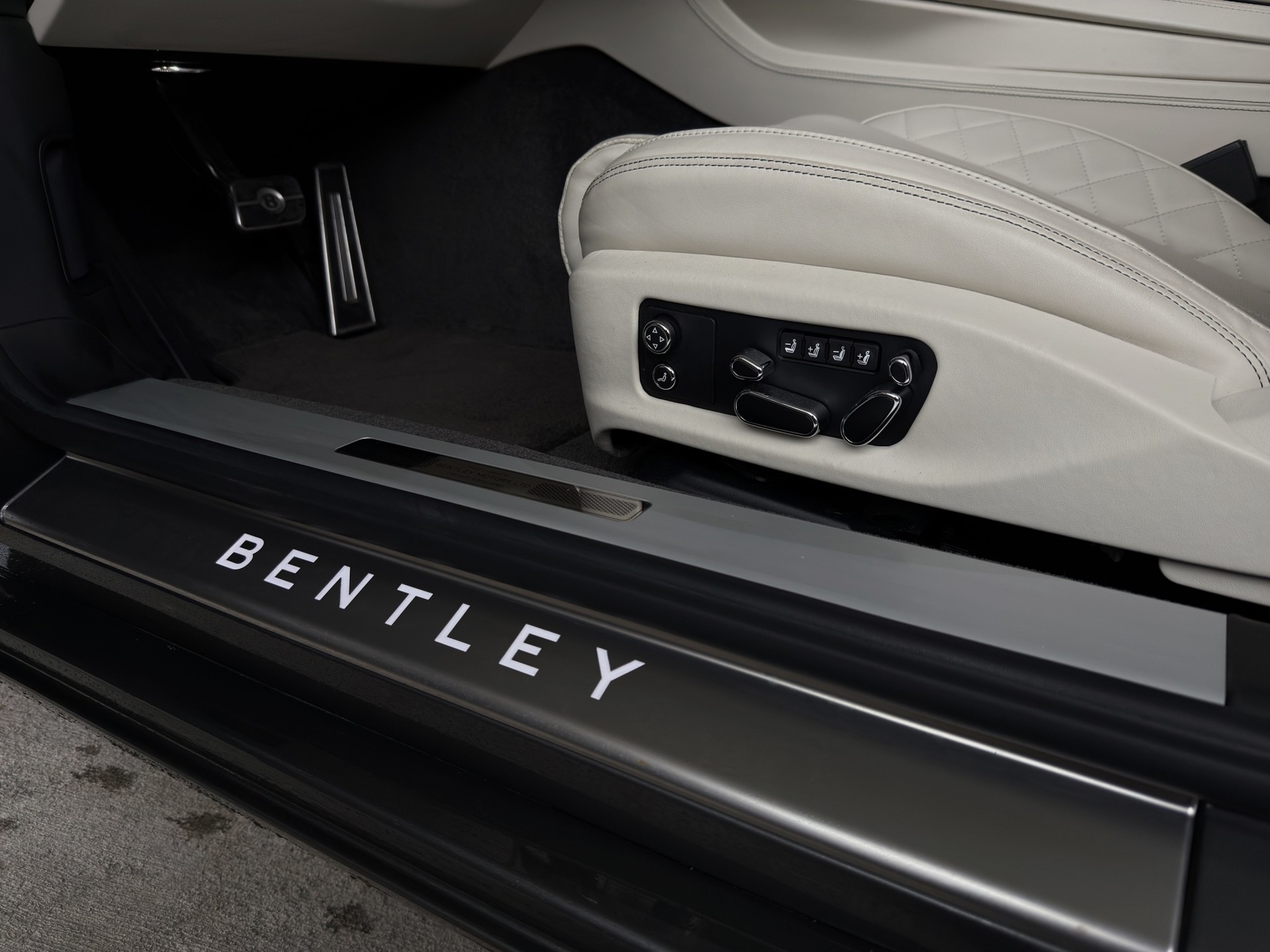 BENTLEY Continental GT 6.0 W12-image-7