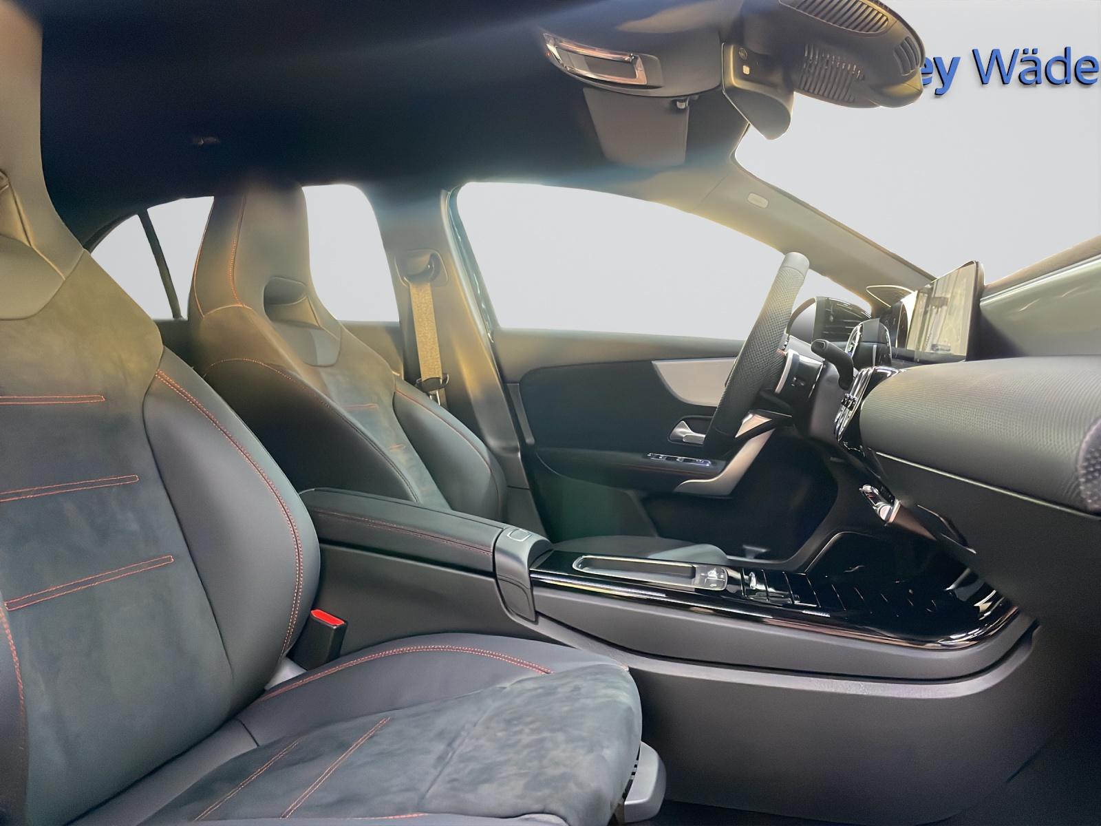 MERCEDES-BENZ A 220 4MATIC AMG Line-image-6