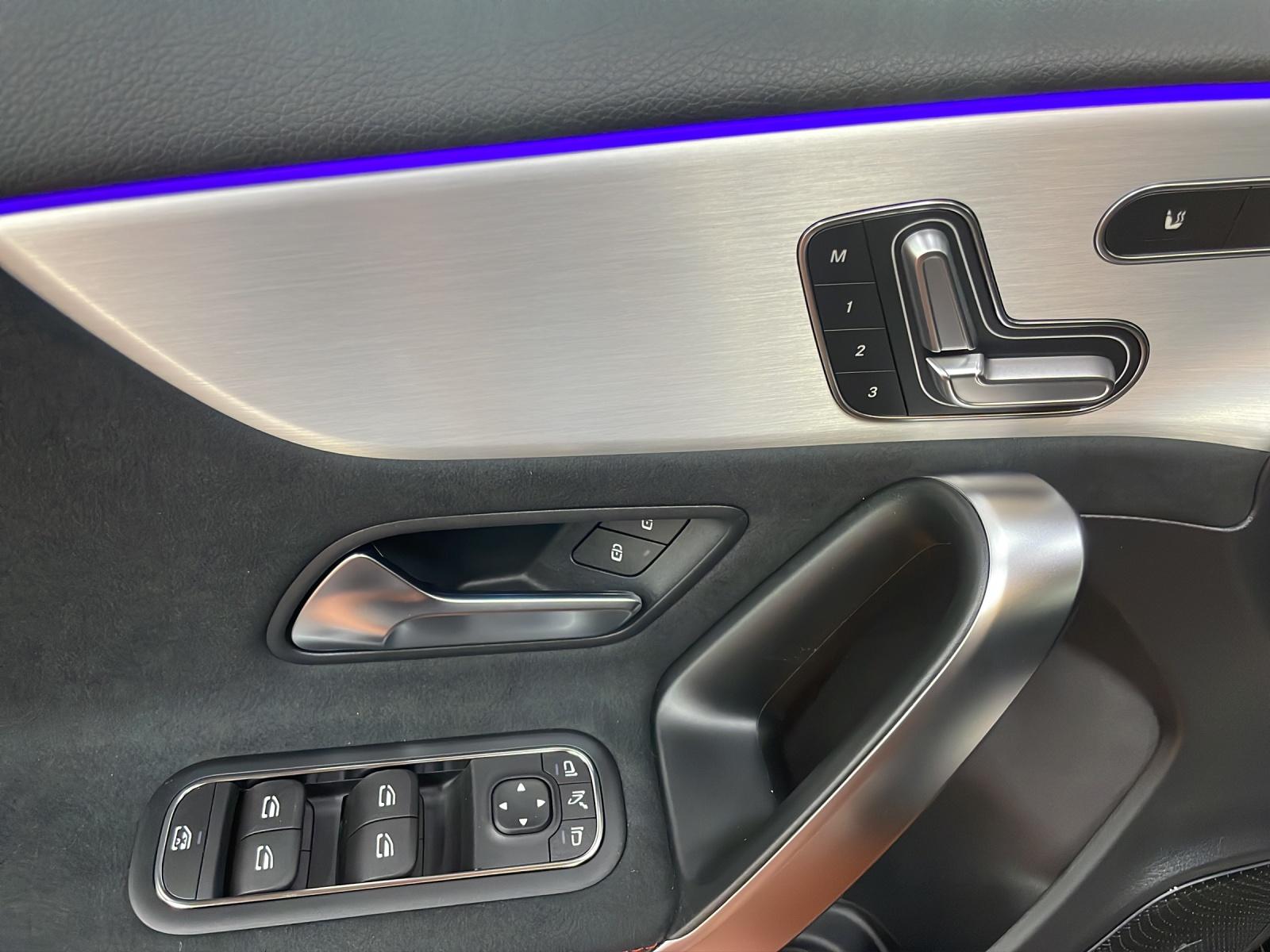 MERCEDES-BENZ A 220 4MATIC AMG Line-image-3