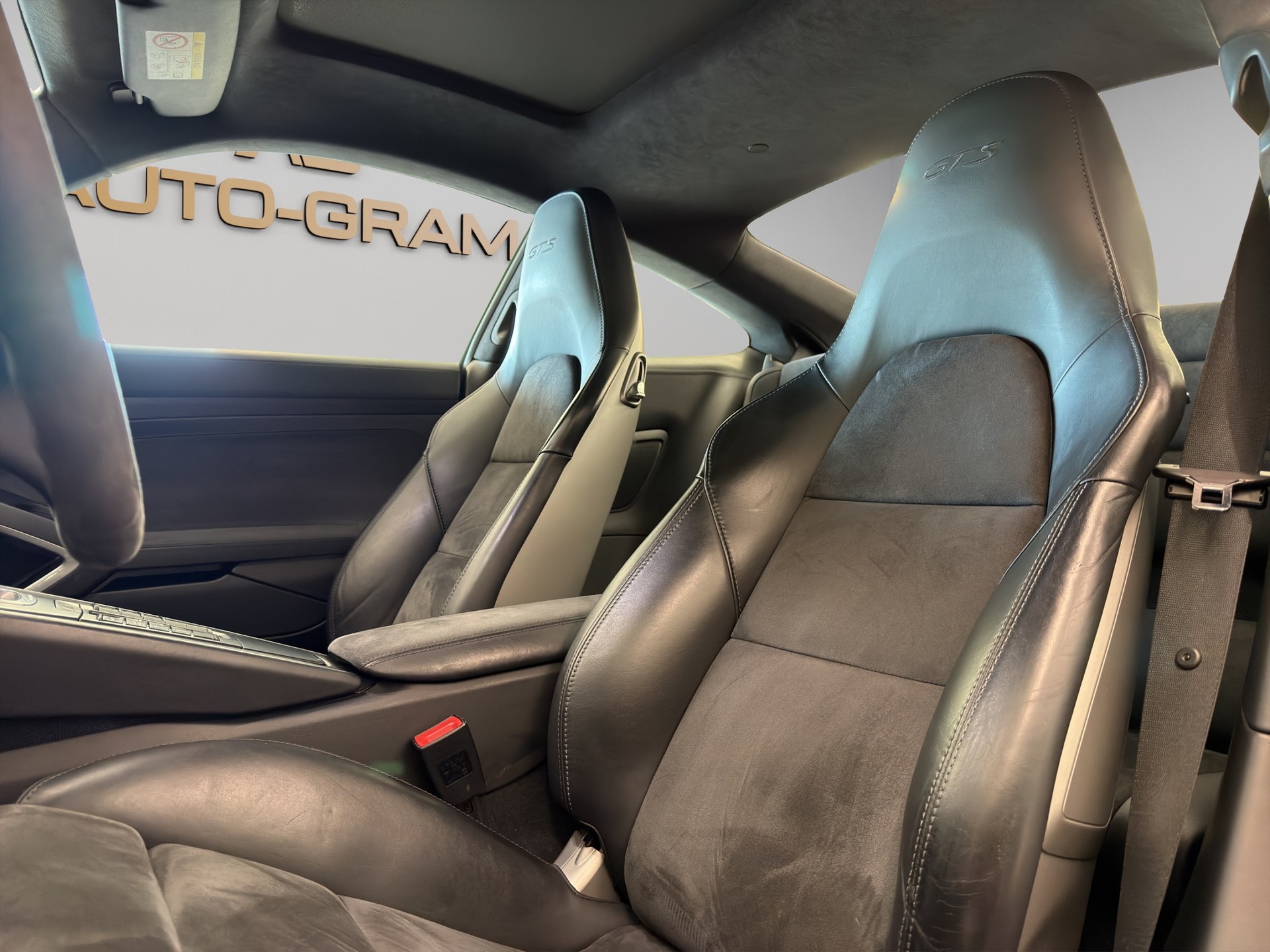PORSCHE 911 Carrera 4 GTS PDK-image-12