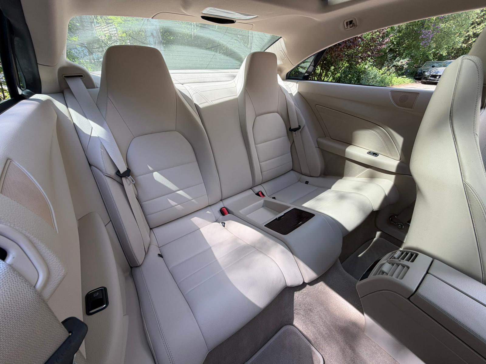 MERCEDES-BENZ E 350 4Matic AMG Line 7G-Tronic-image-15