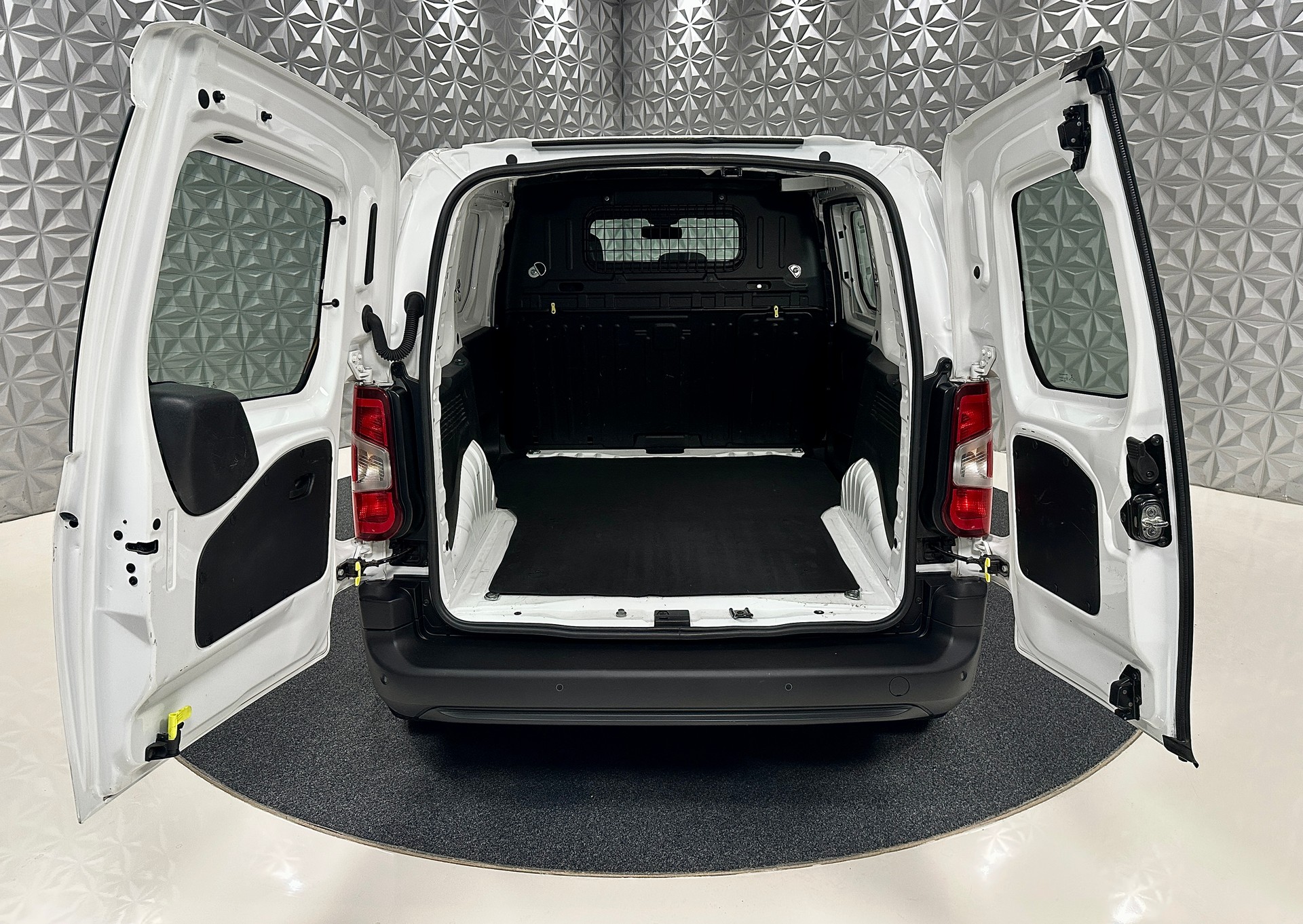 CITROEN Berlingo Van 1.2 Pure Tech 130 s/s Club EAT8 1000kg-image-10