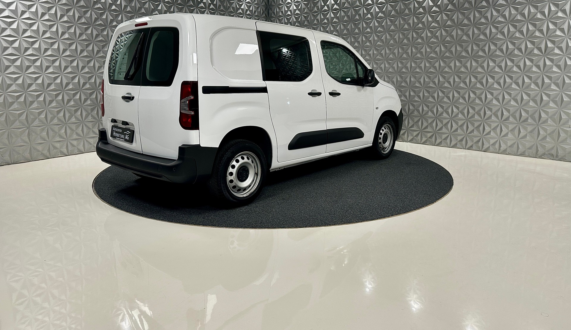 CITROEN Berlingo Van 1.2 Pure Tech 130 s/s Club EAT8 1000kg-image-4
