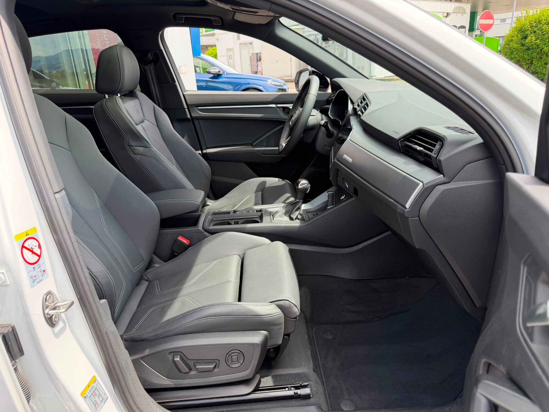 AUDI Q3 Sportback 40 TFSI S line quattro S-tronic-image-11