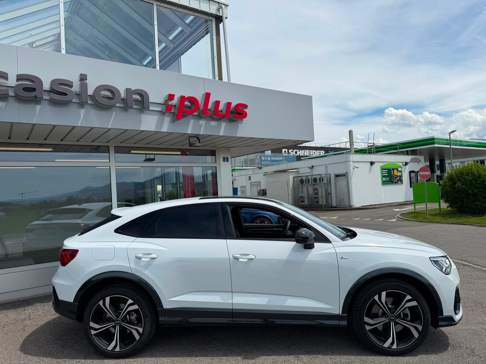 AUDI Q3 Sportback S line 40 TFSI quattro S tronic-image-2