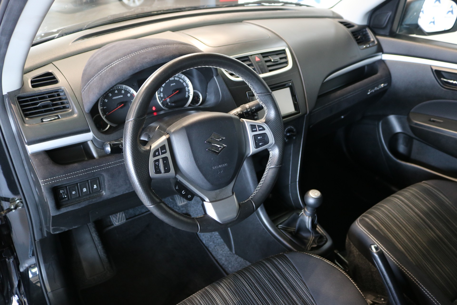 SUZUKI Swift 1.2i 16V Sergio Cellano-showroom-element-1
