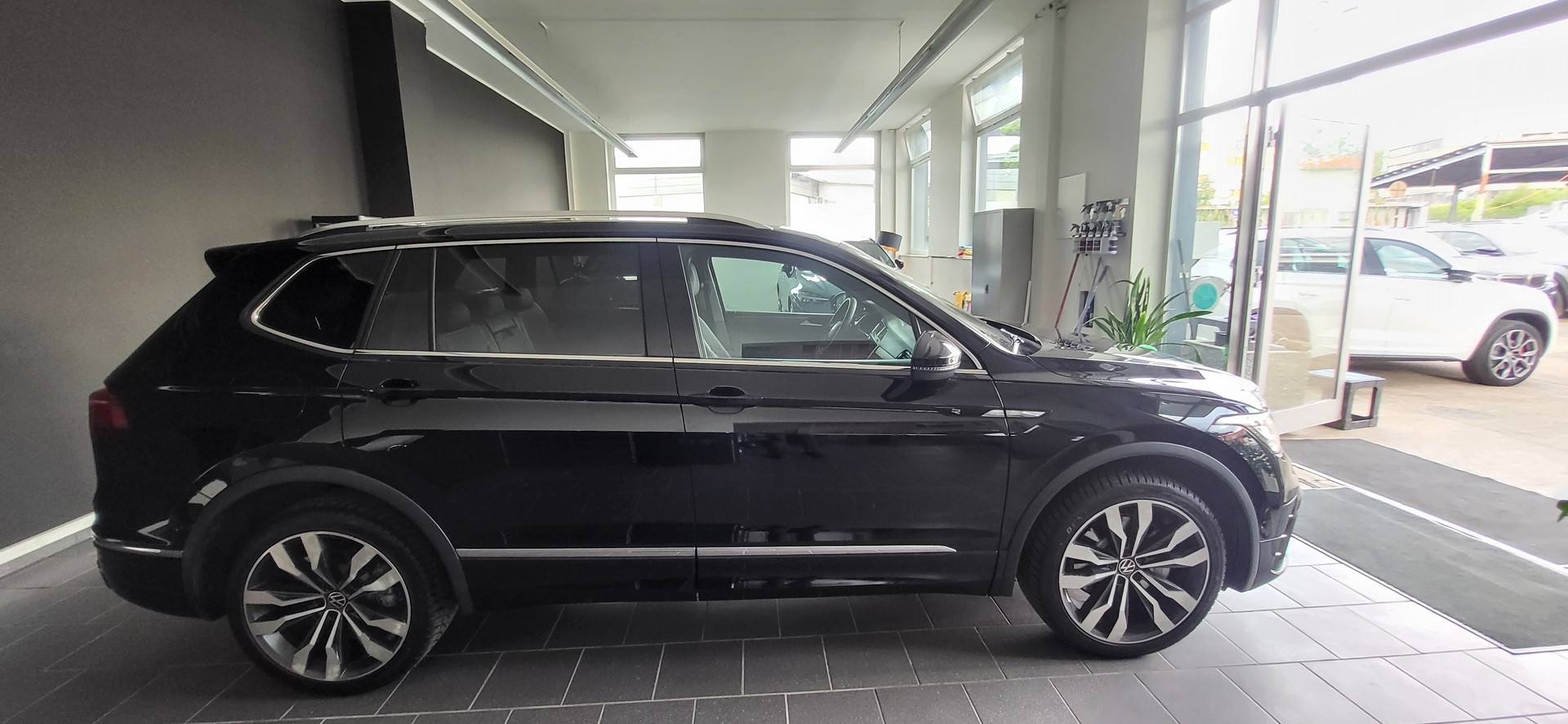 VW Tiguan Allspace 2.0 TDI SCR R-Line 4Motion DSG-image-6