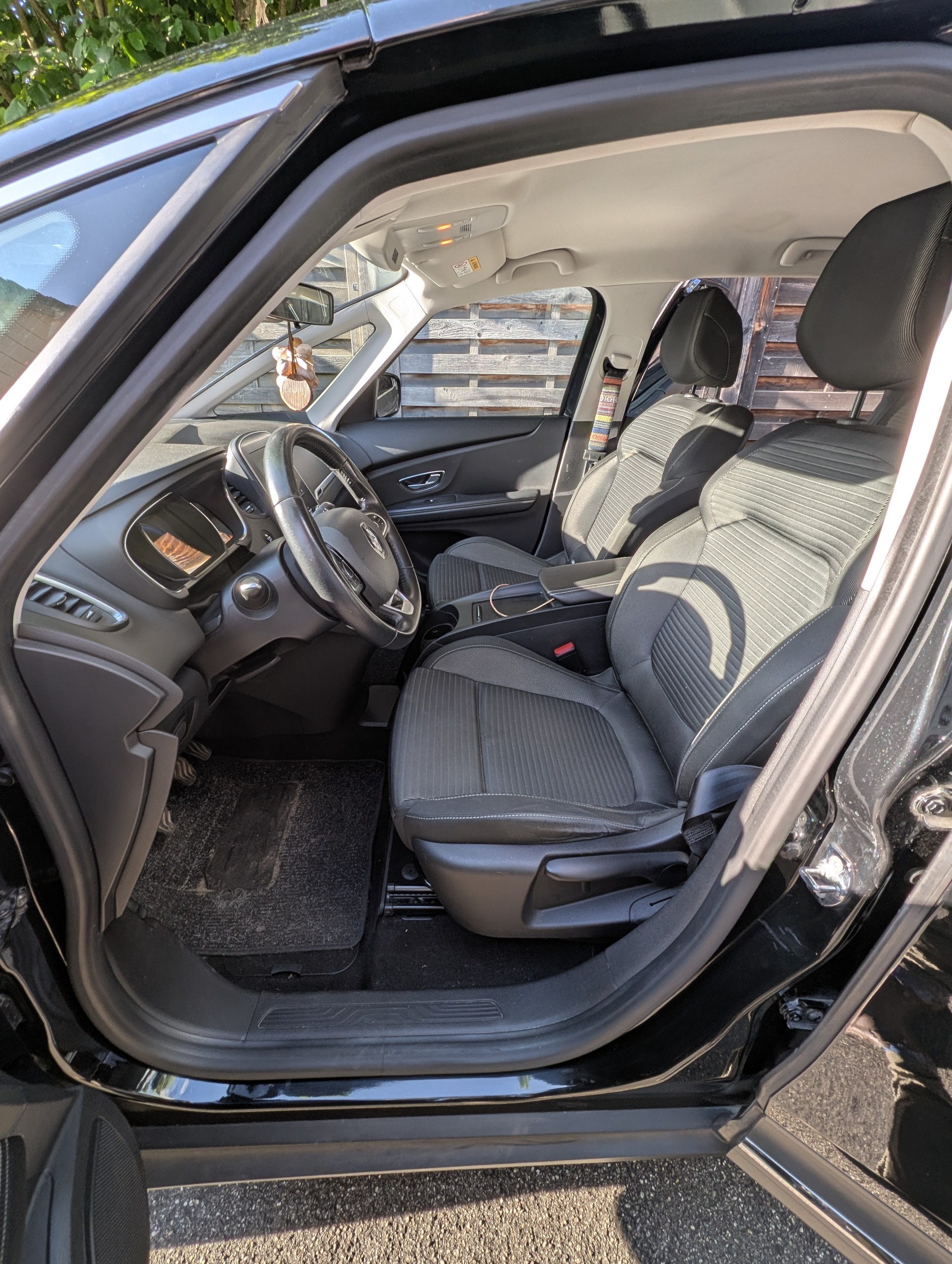 RENAULT GRAND SCENIC-image-2