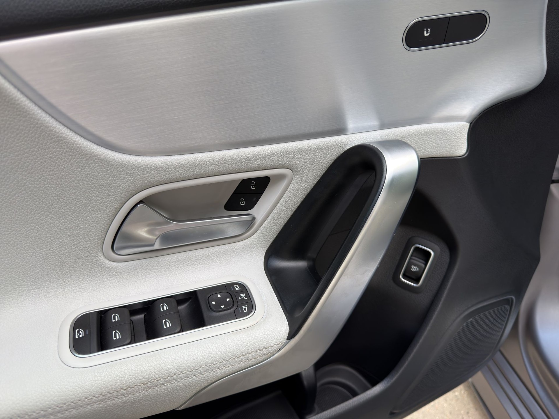 MERCEDES-BENZ A 220 d AMG Line 8G-DCT-image-12
